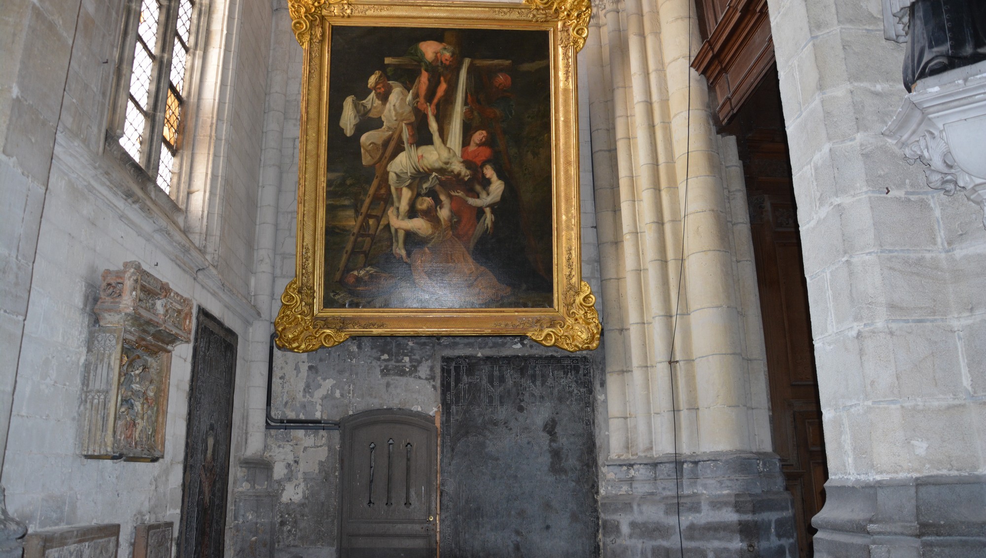 Cathédrale de Saint-Omer  -  Le tableau, LA DESCENTE DE CROIX, que vous avez devant vous est attribué au grand peintre Rubens lui­ même, ou au moins à  l'un de  ses meilleurs élèves. Il fut Commandé en 1612 par le Chapitre de Saint-Omer à Rubens et payé 250  florins. 
Installé à son arrivée dans la chapelle actuelle de Saint Omer dans le pourtour du chœur, il a été successivement placé en 1623 dans la chapelle de Saint  Léonard,  au  XIX ème  siècle  dans  celle  de Saint Erkembode et enfin à cet endroit.