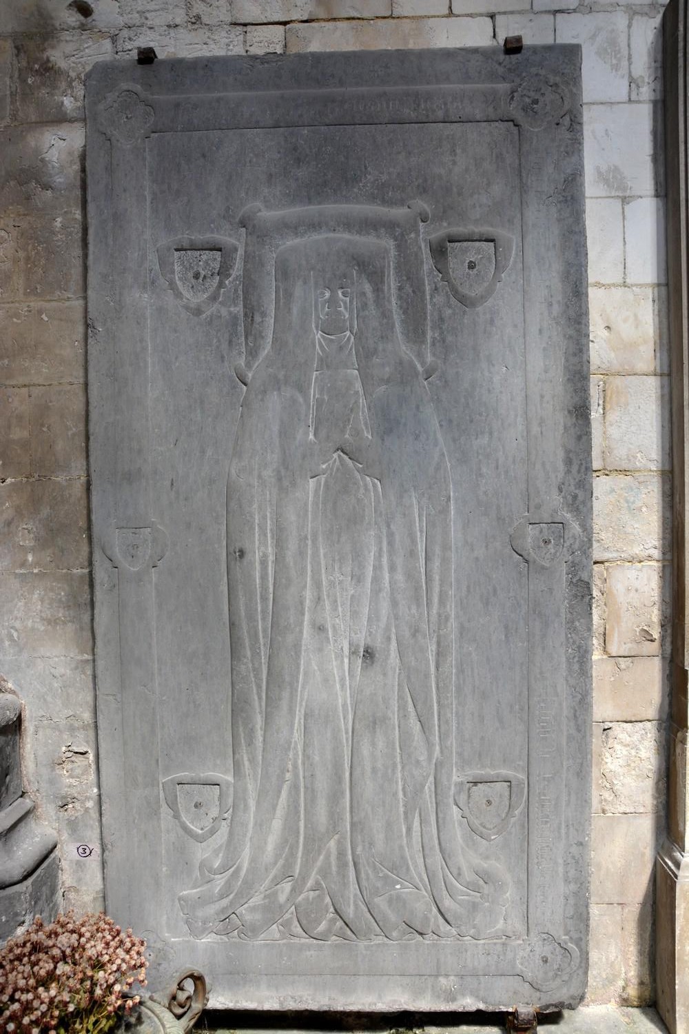 Dans le Transept Nord Est, toujours sur le mur d'enciente et encastrée dans ce dernier, voici la superbe pierre tombale de Dame Boubers de Matringhem. Initialement placée dans la chapelle sainte Suzanne rasée en 1867 elle fut à cette date déplacée dans le transept.