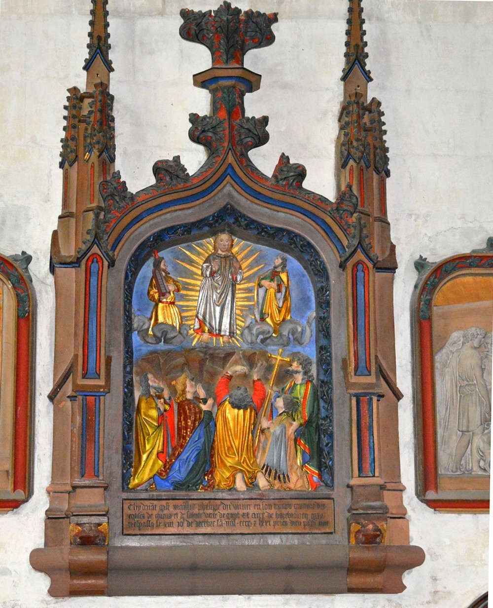 Haut relief de Notre-Dame de saint-omer|déambulatoire travée 16|Monument funéraire ( haut-relief ) du chanoine Philippe du Vivier, la Transfiguration et le donateur accompagné de saint Philippe