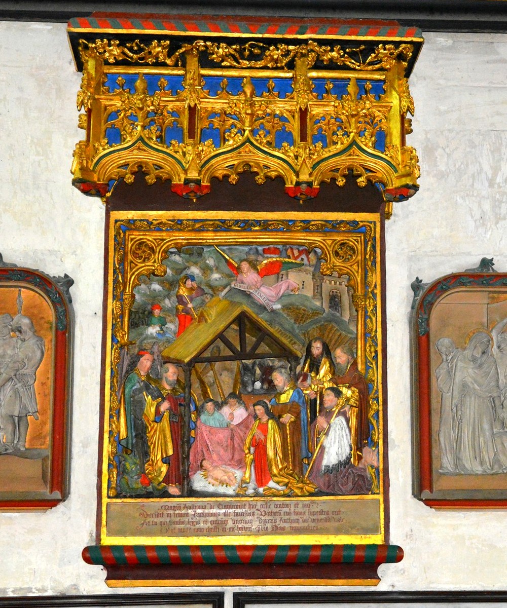 Haut relief de Notre-Dame de saint-omer|déambulatoire travée 10|Le Haut-relief enluminé surmonté d'une riche galerie ajourée  à  trois  arcades  représente  d'une façon très gracieuse la naissance de Jésus à Bethléem. 
