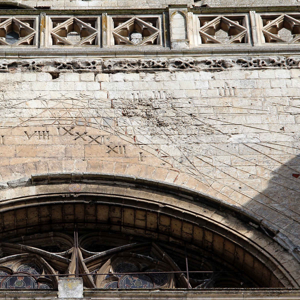 cadran solaire cathédrale saint-omer  avant restauration