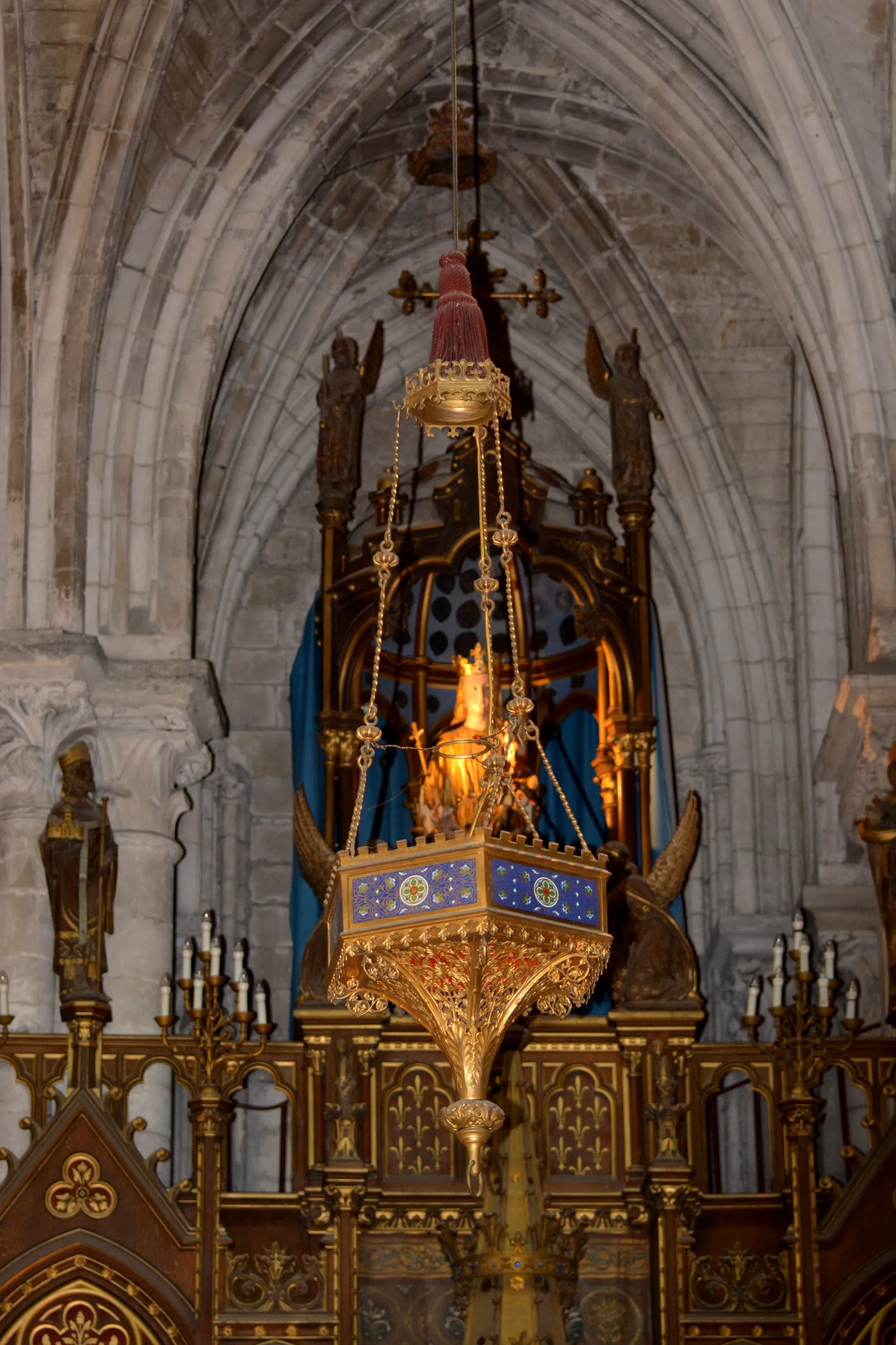 3 Luminaires suspendus en laiton moulé et doré ajouré, dans le Transept Sud est travée latérale dans la chapelle saint François de Salles.