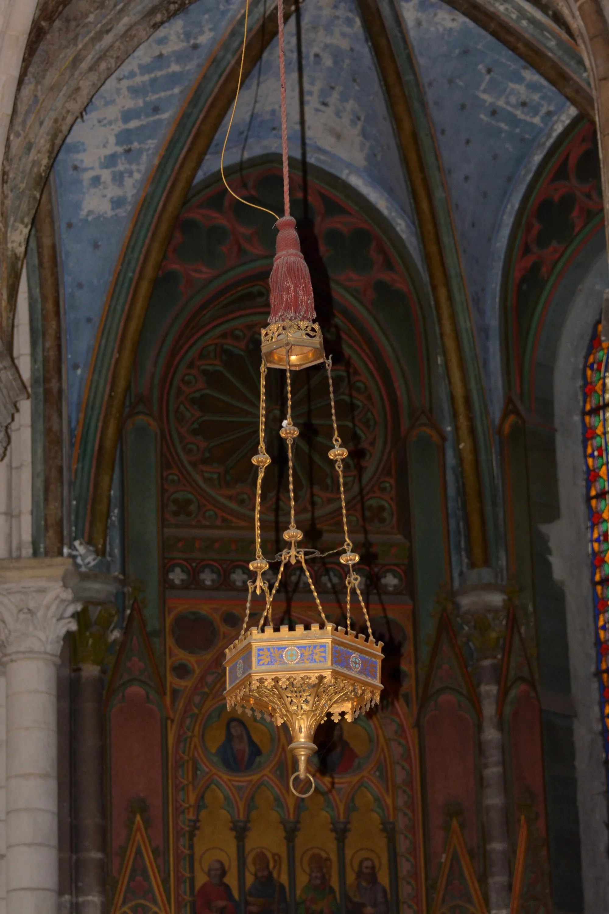 3 Luminaires suspendus en laiton moulé et doré ajouré, dans le Transept Sud est travée latérale devant la chapelle Notre Dame des miracles.