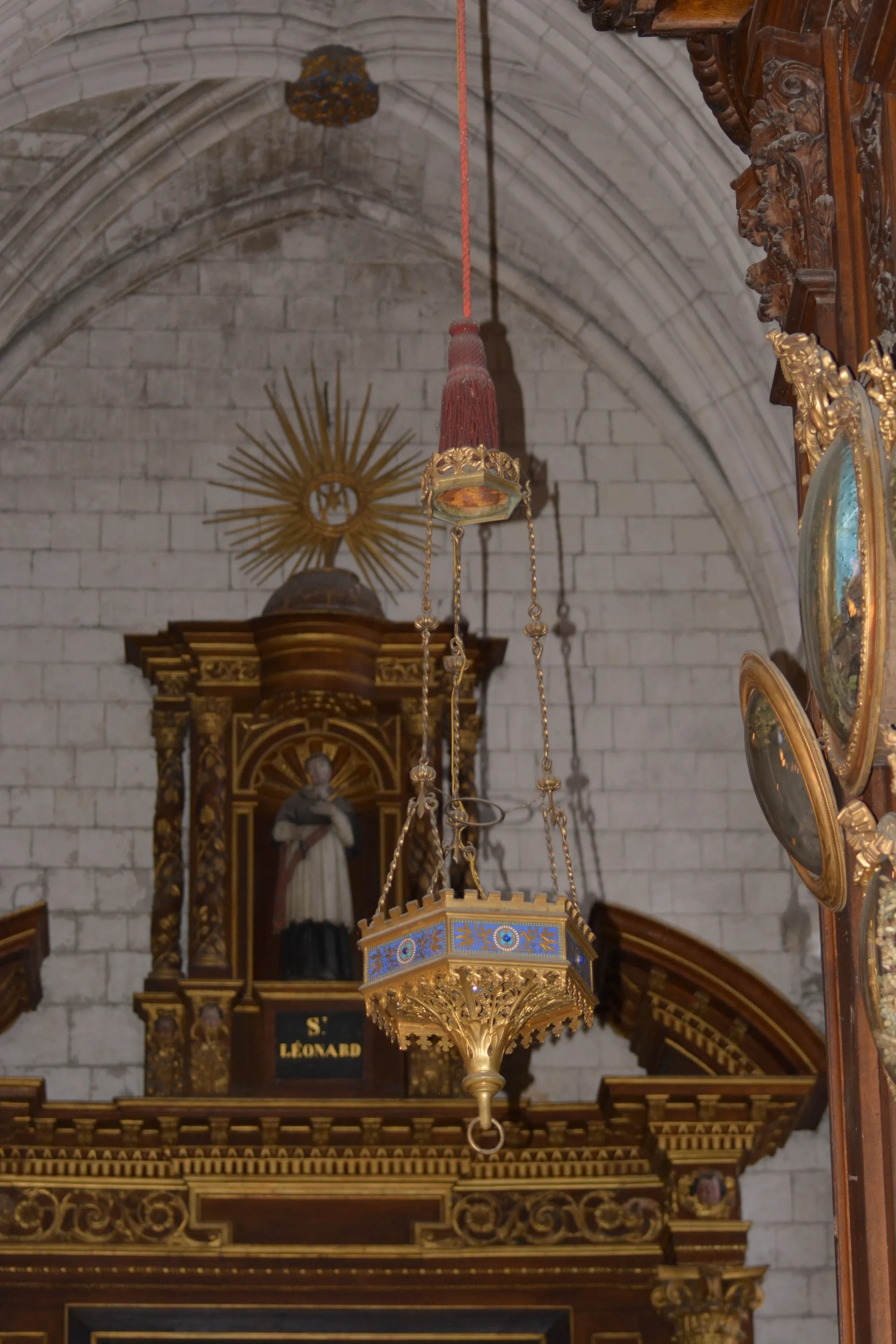 3 Luminaires suspendus en laiton moulé et doré ajouré, dans le Transept Sud est travée latéraledevant la chapelle saint Léonard.