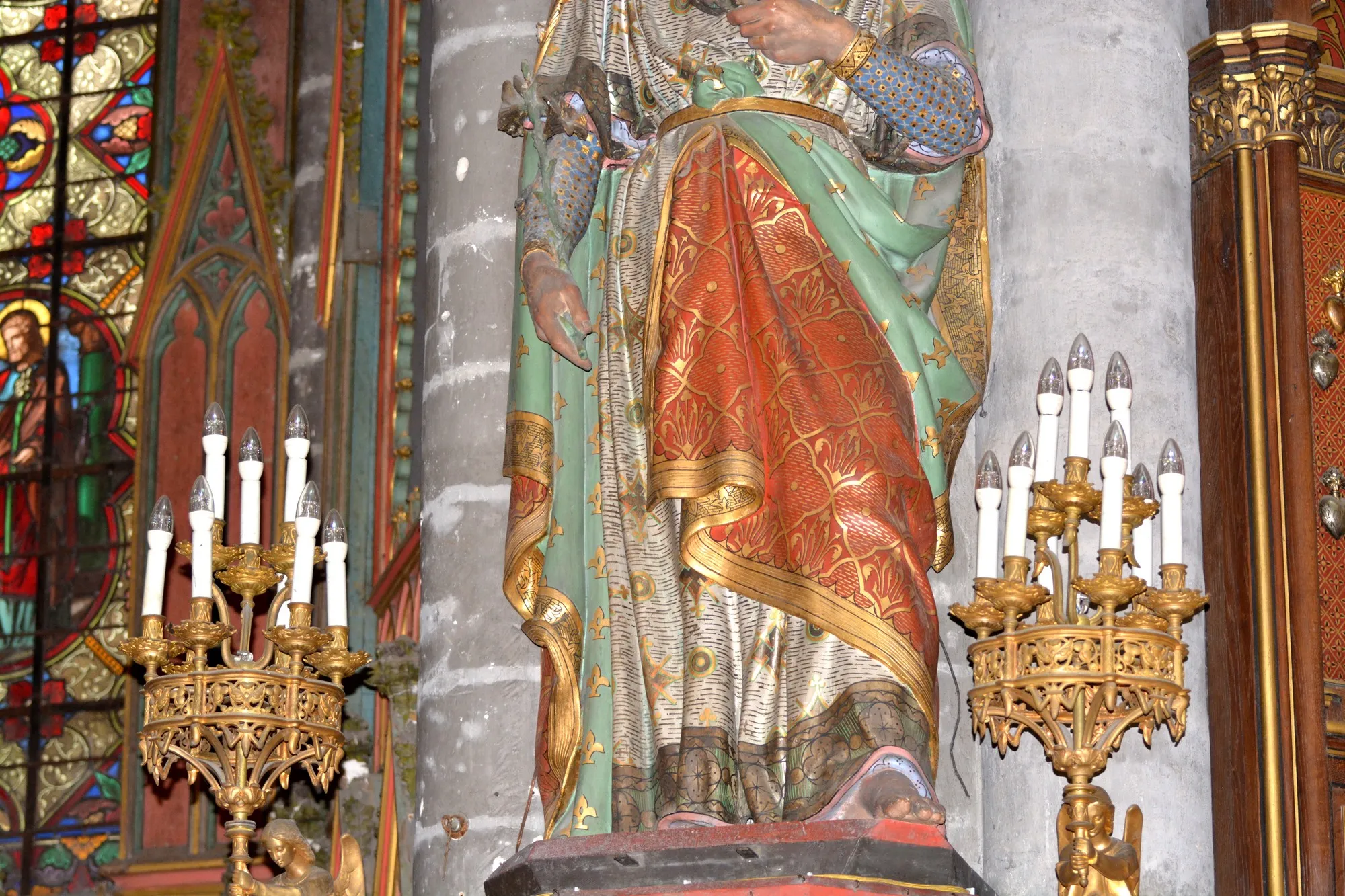 2 appliques en laiton moulé ajouré et doré, au pied de saint Joseph  sur le pilier droit de la chapelle saint Joseph. 