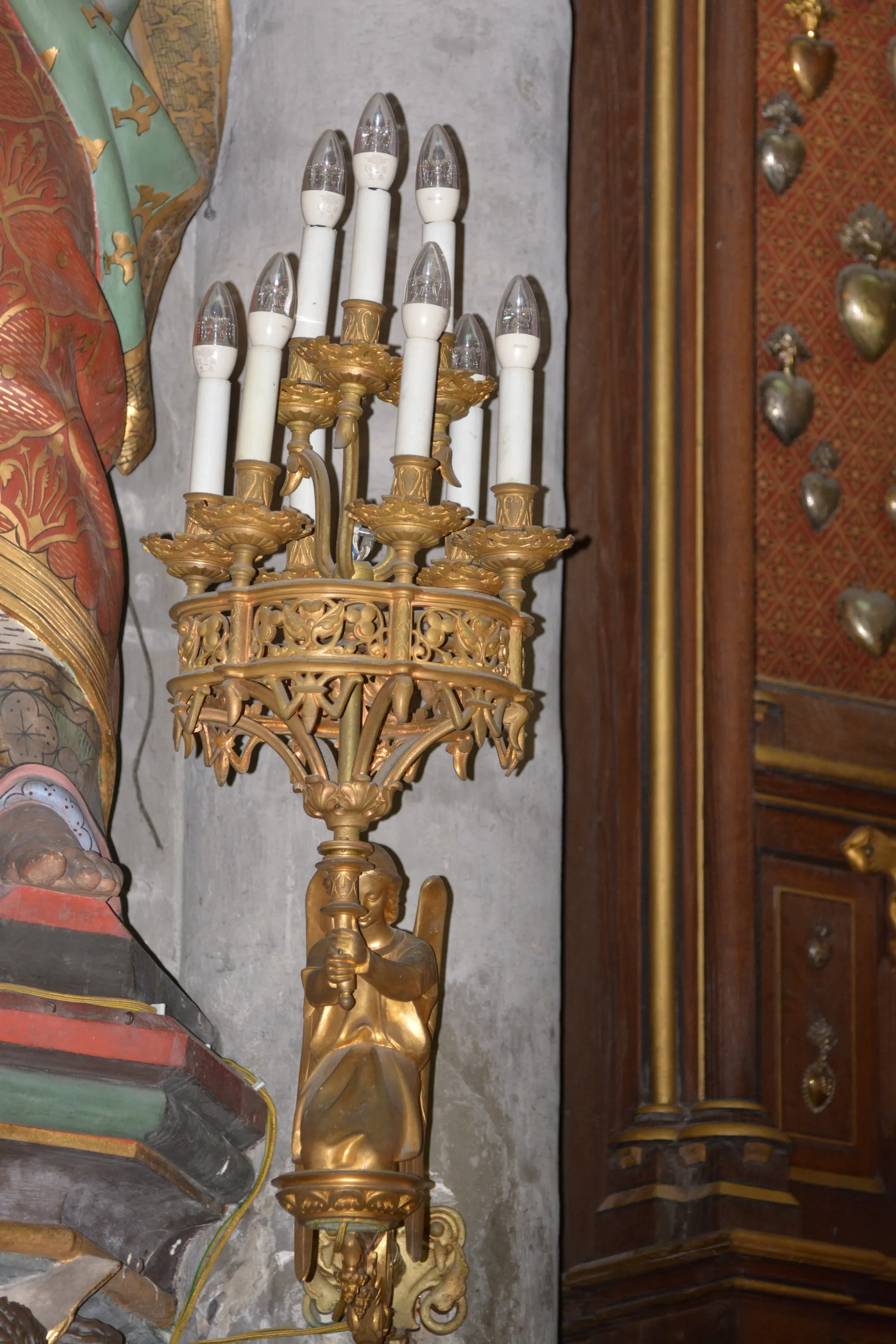 2 appliques en laiton moulé ajouré et doré, au pied de saint Joseph  sur le pilier droit de la chapelle saint Joseph. 