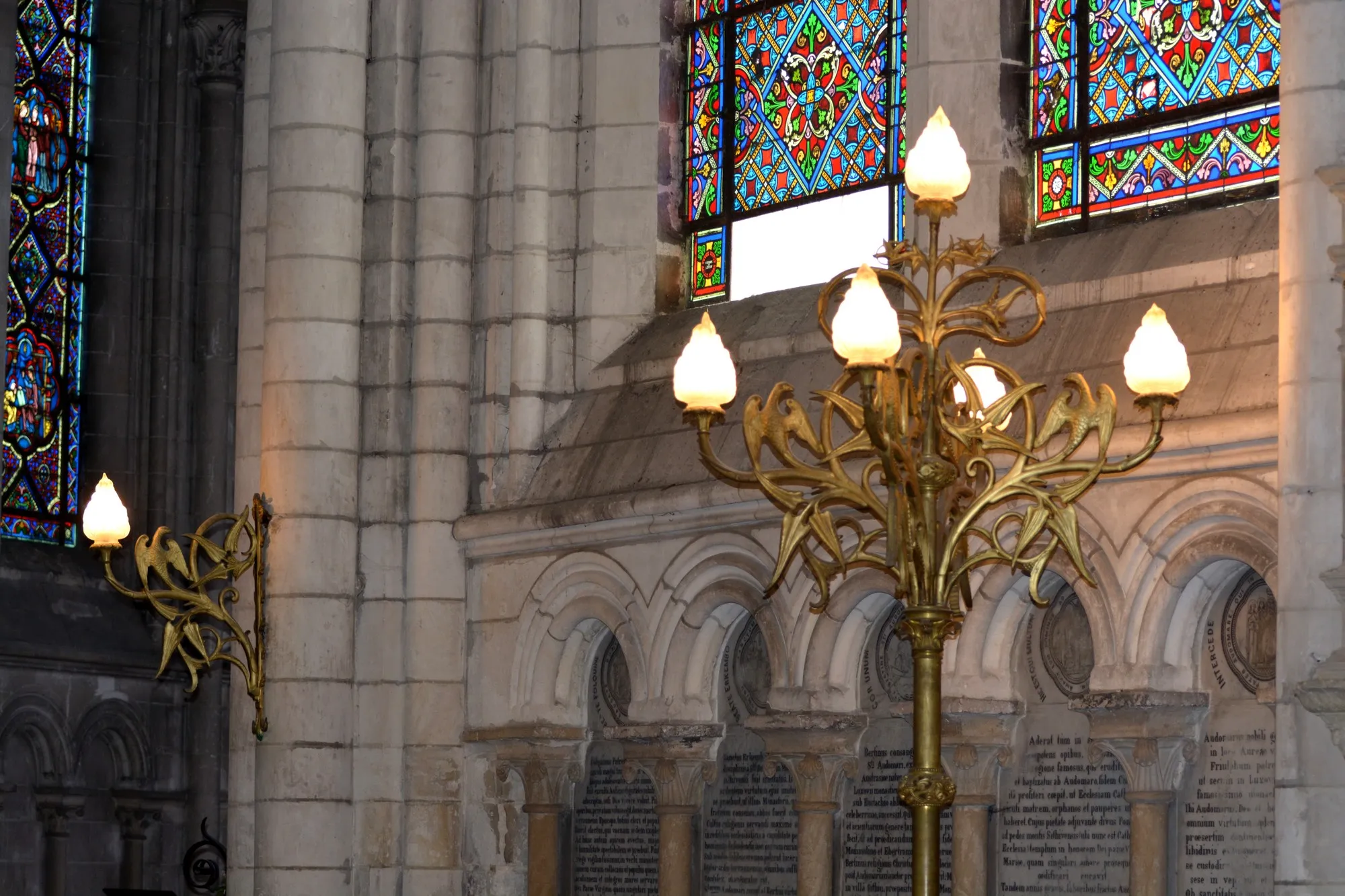 1 applique en laiton moulé ajouré et doré, sur le pilier droit   la chapelle saint Jean Evangéliste. 