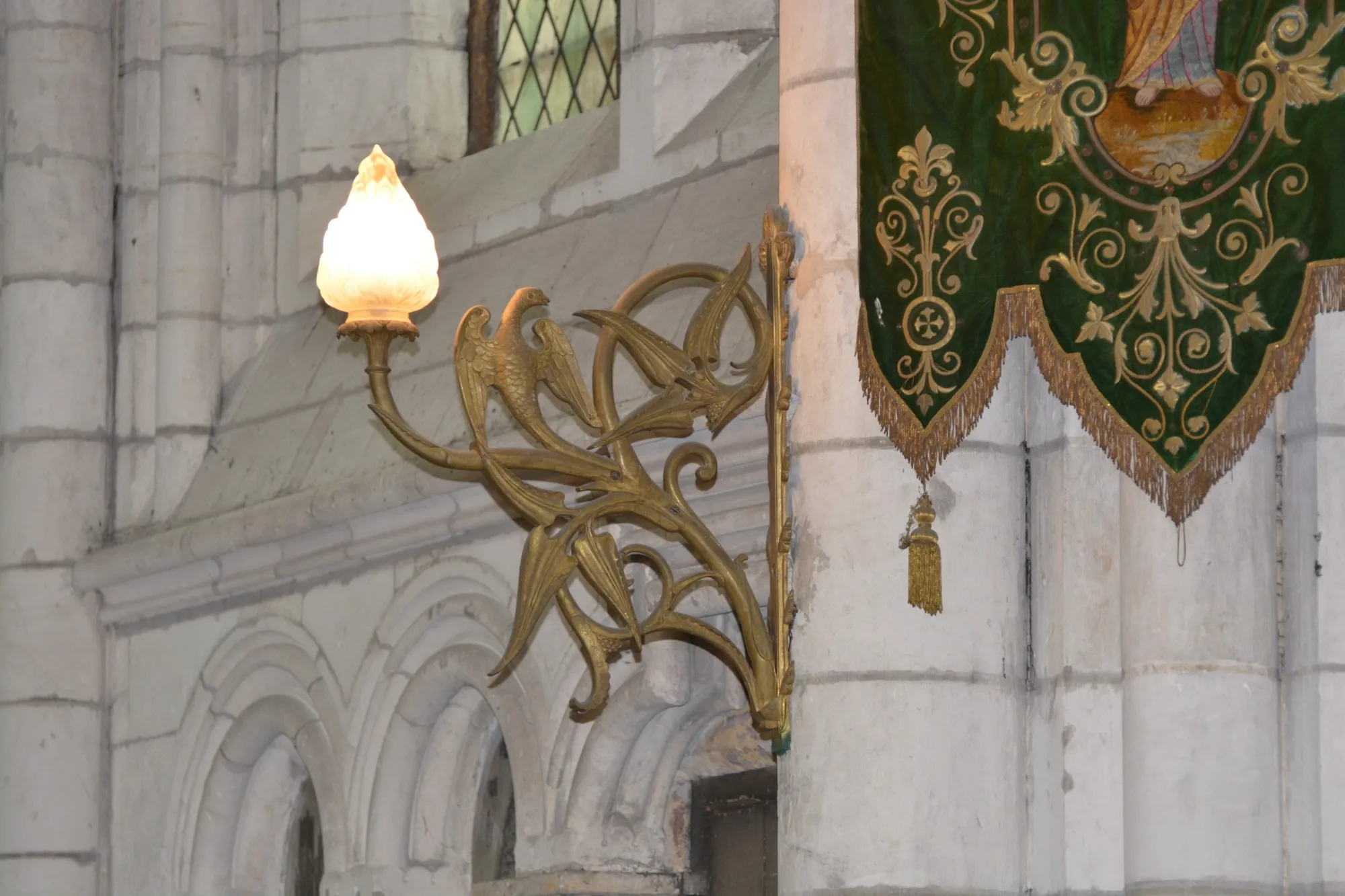 1 applique en laiton moulé ajouré et doré, sur le pilier gauche   la chapelle saint Joseph. 