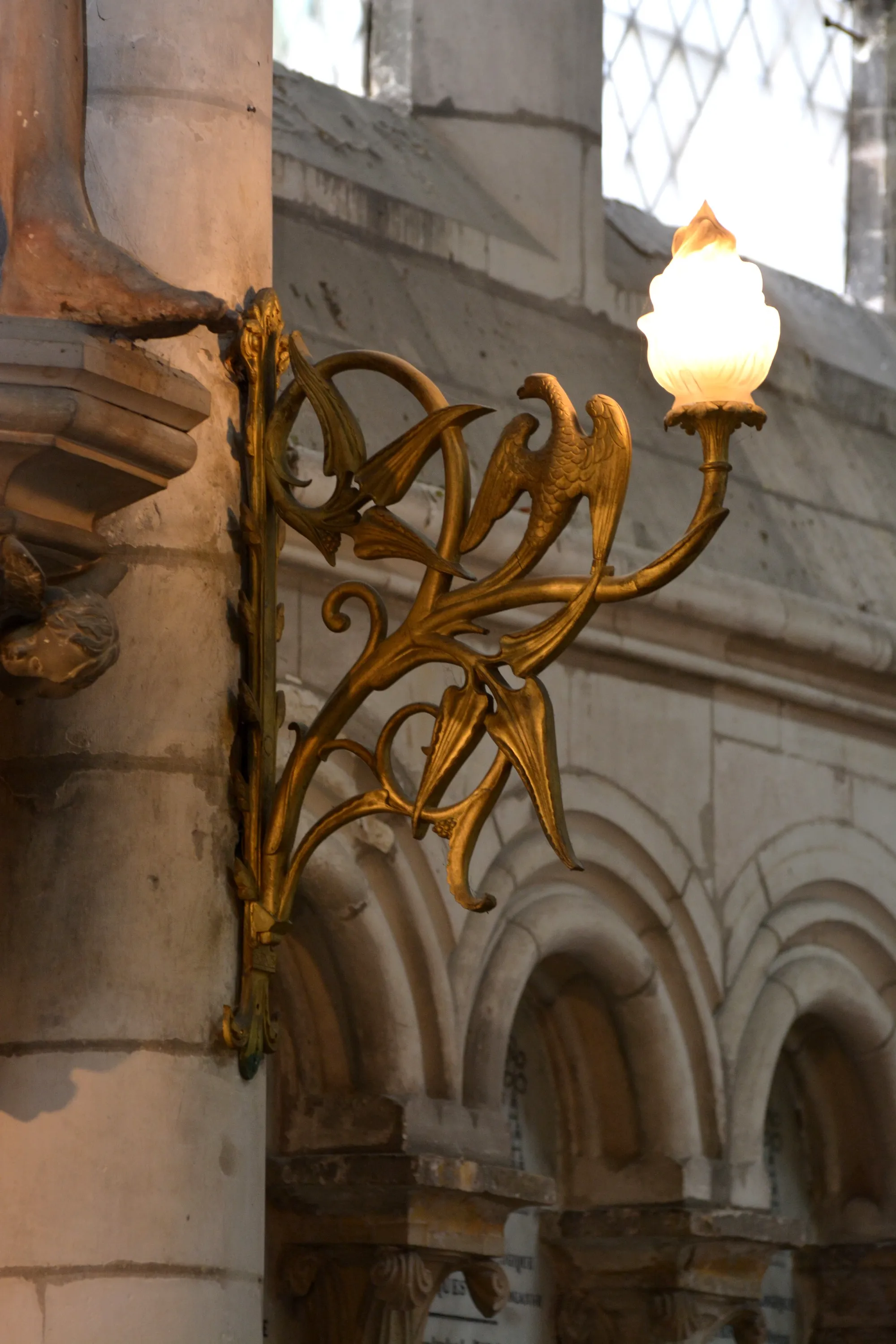 1 applique en laiton moulé et doré   ajouré, Déambulatoire travée 2 sous les pieds de la statue du Christ 