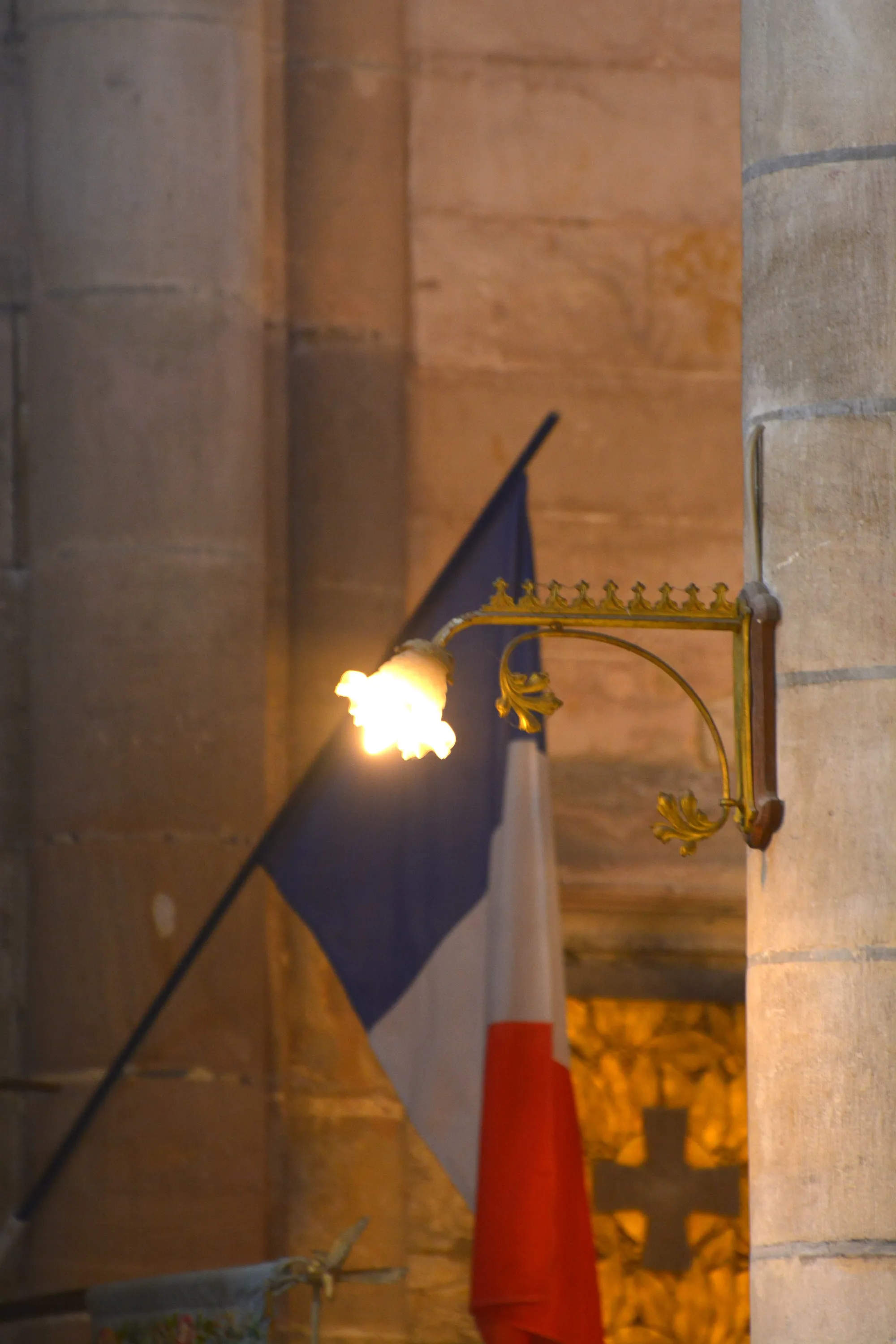 12 appliques en laiton moulé ajouré et doré, sur les piliers du Transept Nord 