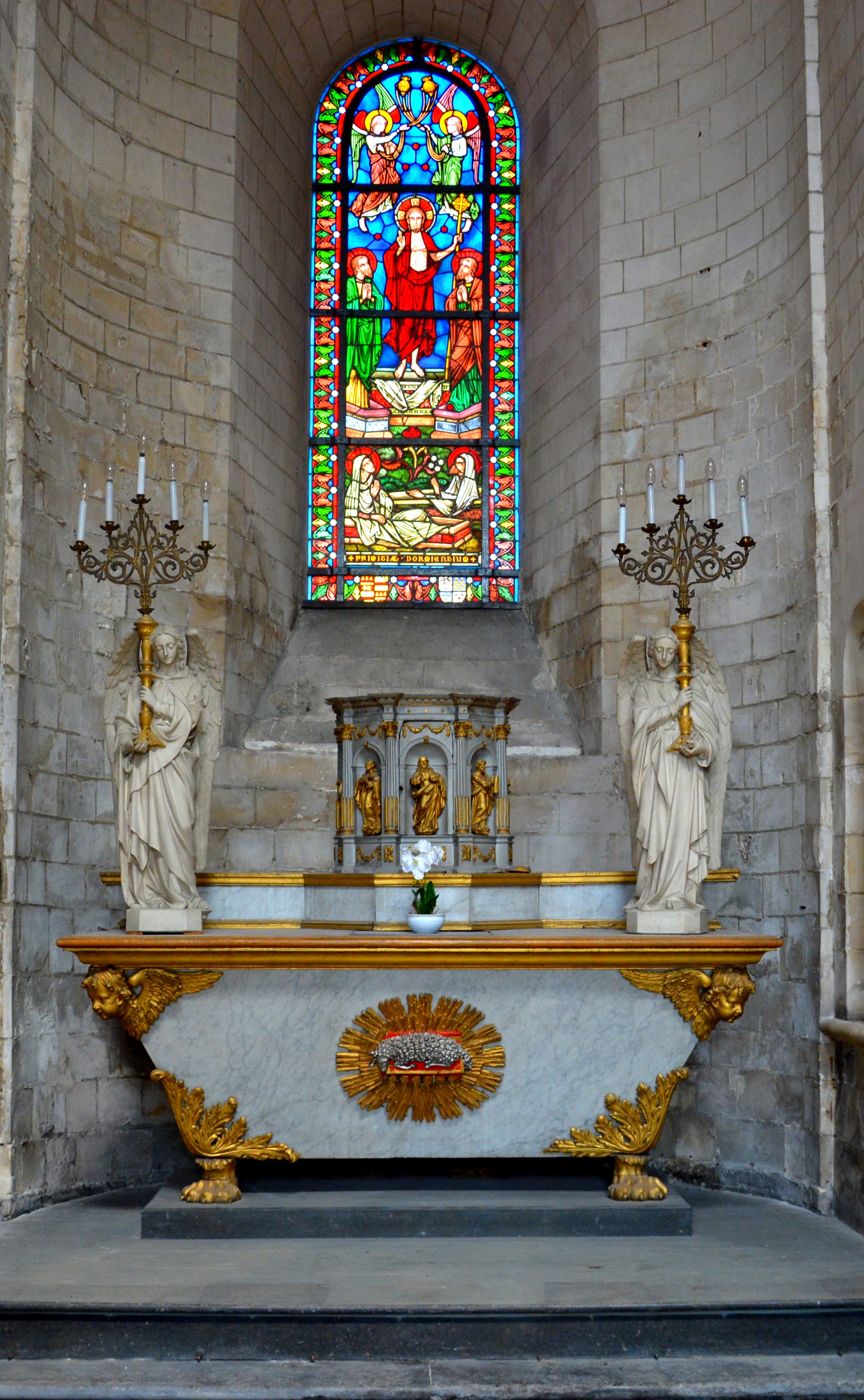 2 Chandeliers en laiton moulé et doré avec socles en laiton ajouré pour les chandeliers, portés par Notre Dame