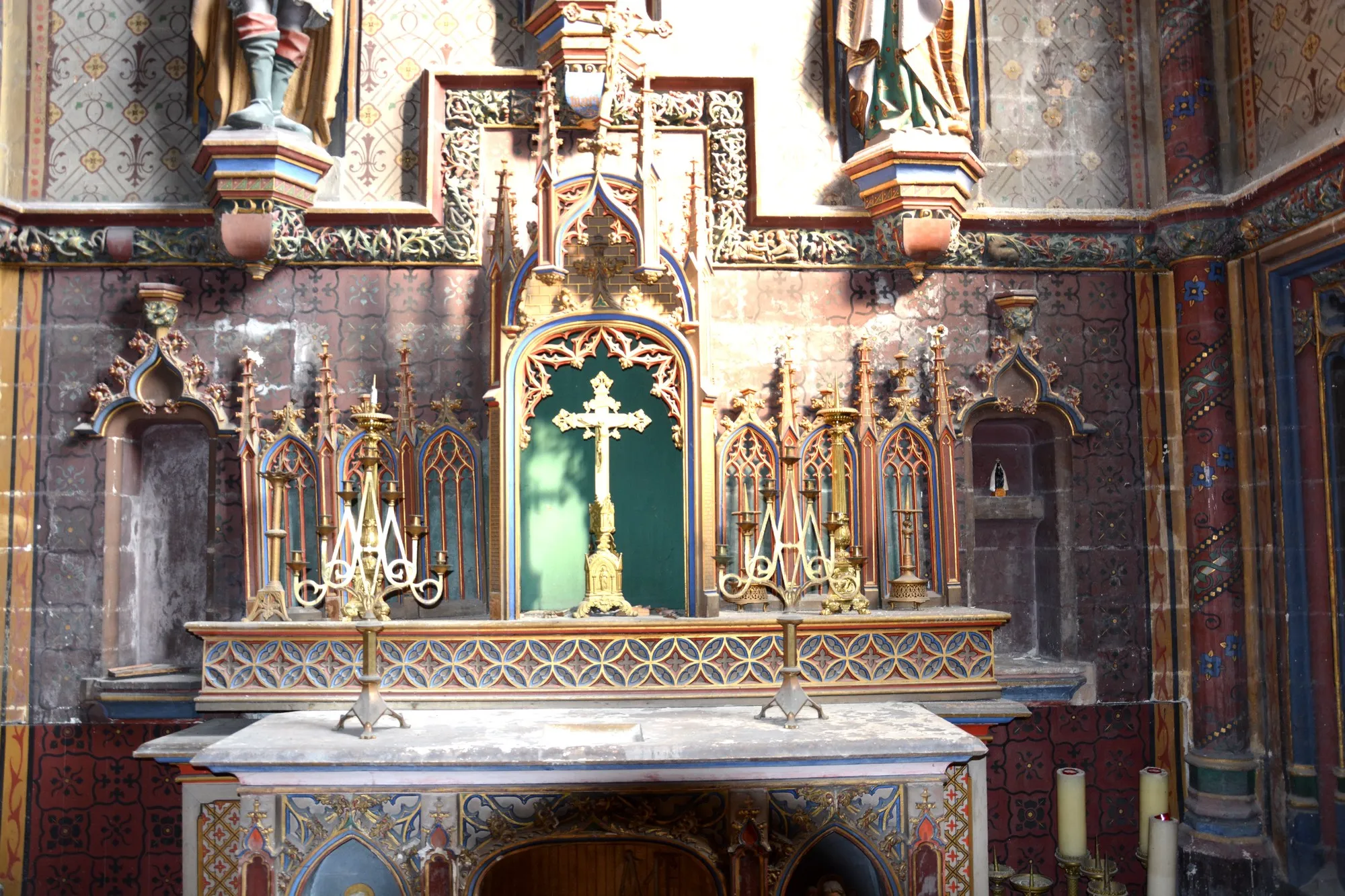 luminaires sur l'autel  de la chapelle ancienne conception