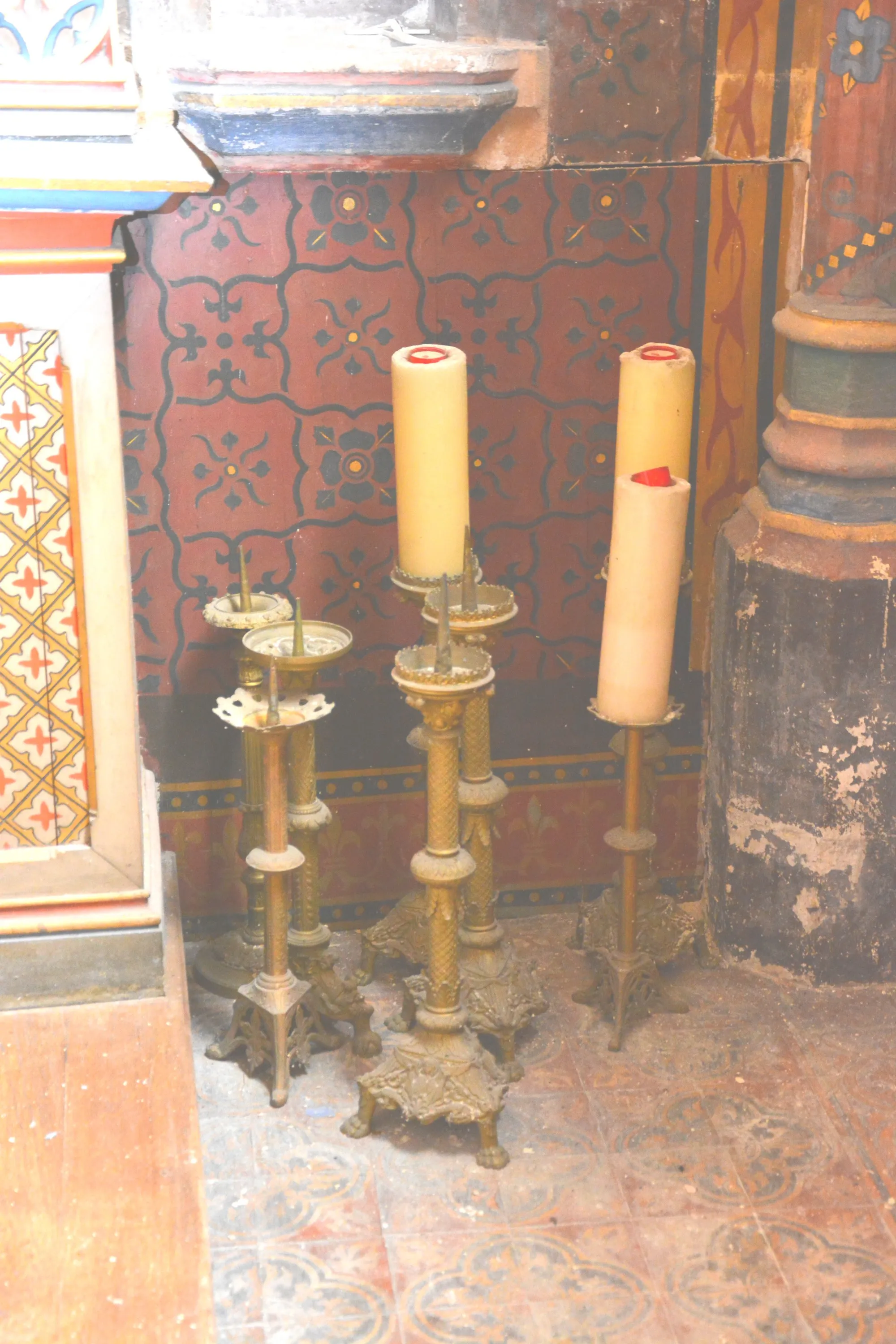 luminaires   posés par terre à droite de l'autel  de la chapelle ancienne conception