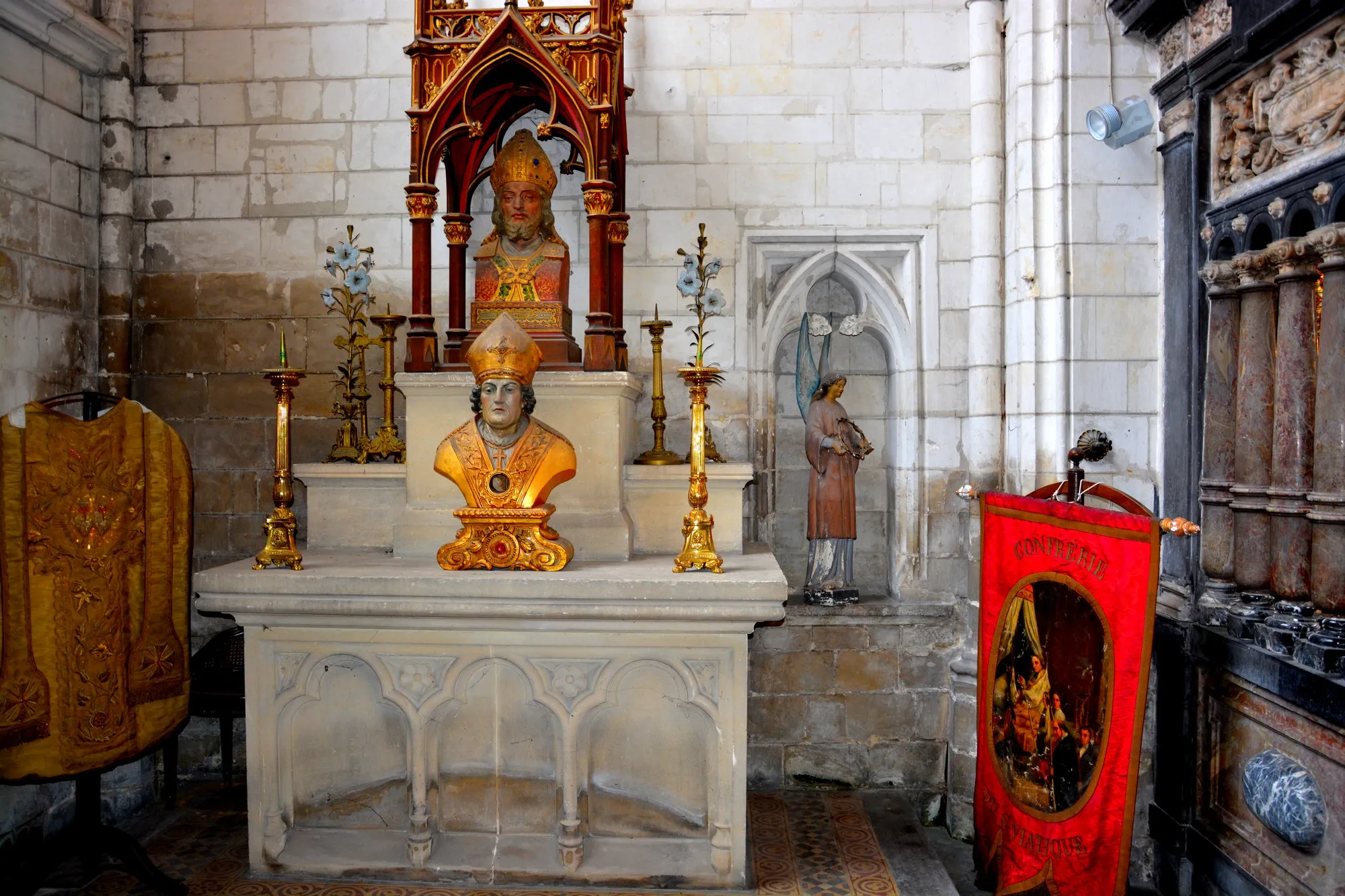 luminaires de la chapelle saint Erkembode saint Jacques apôtre