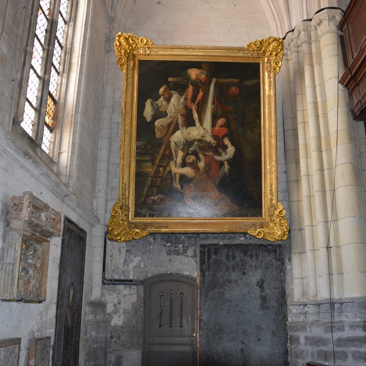 Cathédrale de Saint-Omer  -  Le tableau, LA DESCENTE DE CROIX, que vous avez devant vous est attribué au grand peintre Rubens lui­ même, ou au moins à  l'un de  ses meilleurs élèves. Il fut Commandé en 1612 par le Chapitre de Saint-Omer à Rubens et payé 250  florins. 
Installé à son arrivée dans la chapelle actuelle de Saint Omer dans le pourtour du chœur, il a été successivement placé en 1623 dans la chapelle de Saint  Léonard,  au  XIX ème  siècle  dans  celle  de Saint Erkembode et enfin à cet endroit.