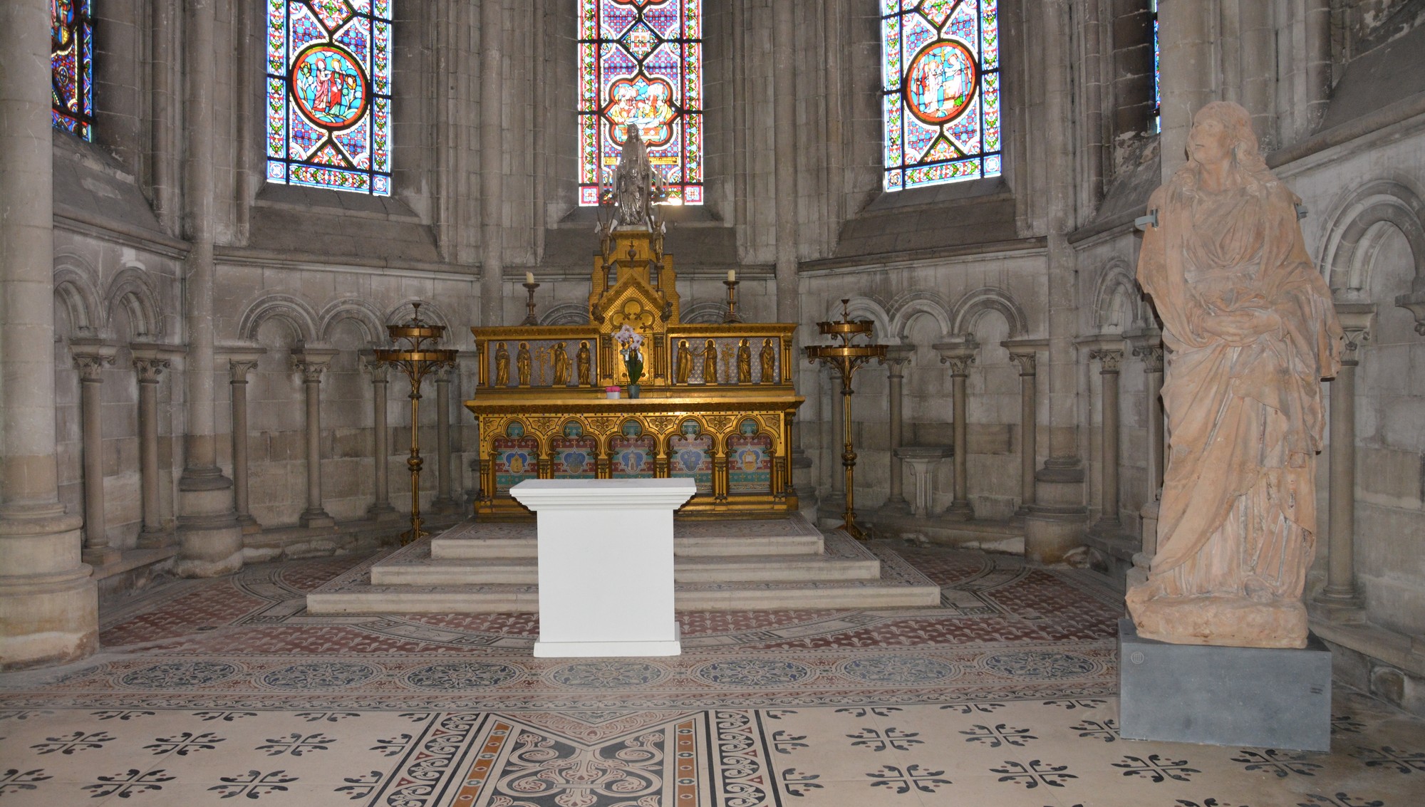 Cathédrale de Saint-Omer - Chapelle Absidale ancienne Episcopale - Statue de saint Jean, œuvre en terre-cuite datant du XVIII ème siècle.