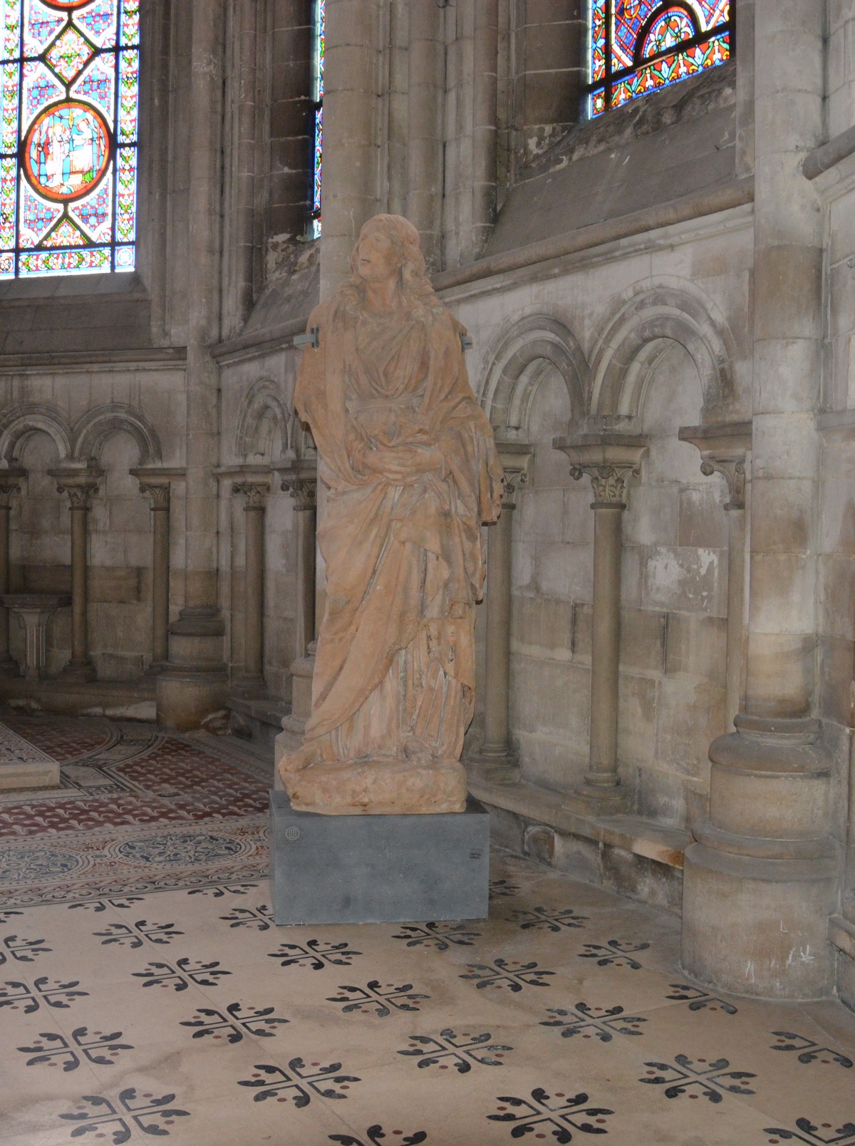 Cathédrale de Saint-Omer - Chapelle Absidale ancienne Episcopale - Statue de saint Jean, œuvre en terre-cuite datant du XVIII ème siècle.