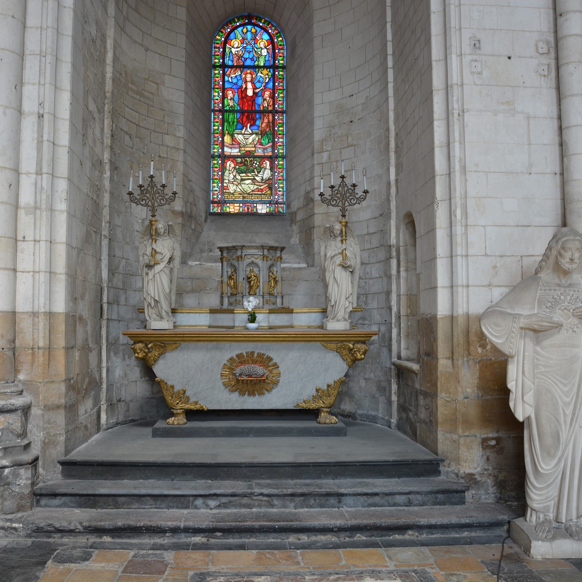 Chapelle Notre-Dame des Cloches  et du Sacré Coeur en raison de la statue qui en orne l'entrée