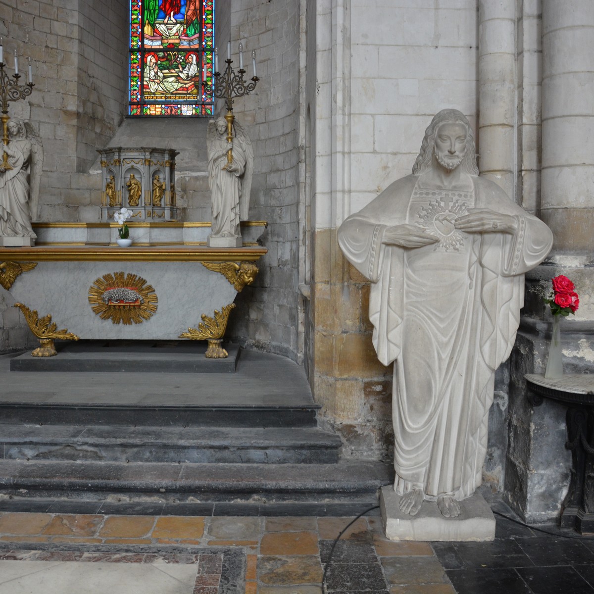 Cathédrale de Saint-Omer - Chapelle Notre-Dame des Cloches et du Sacré Coeur en raison de la statue qui en orne l'entrée