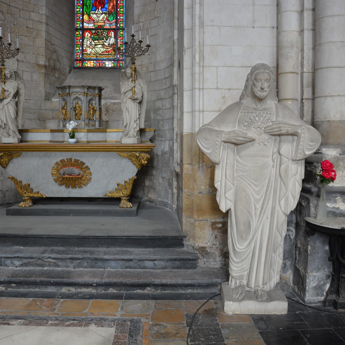 Cathédrale de Saint-Omer - Chapelle Notre-Dame des Cloches et du Sacré Coeur en raison de la statue qui en orne l'entrée
