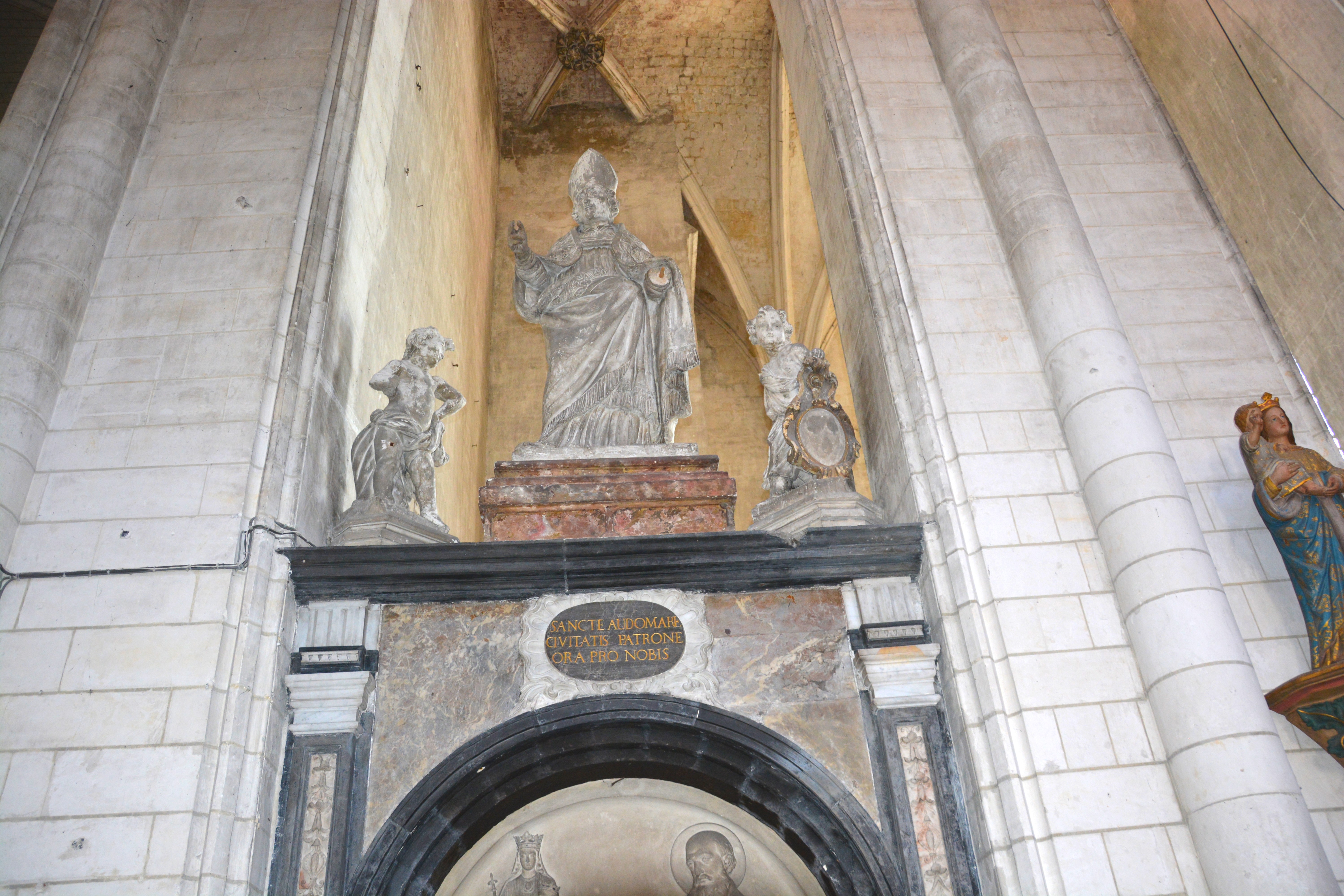 niche de saint-omer - statue de saint-omer