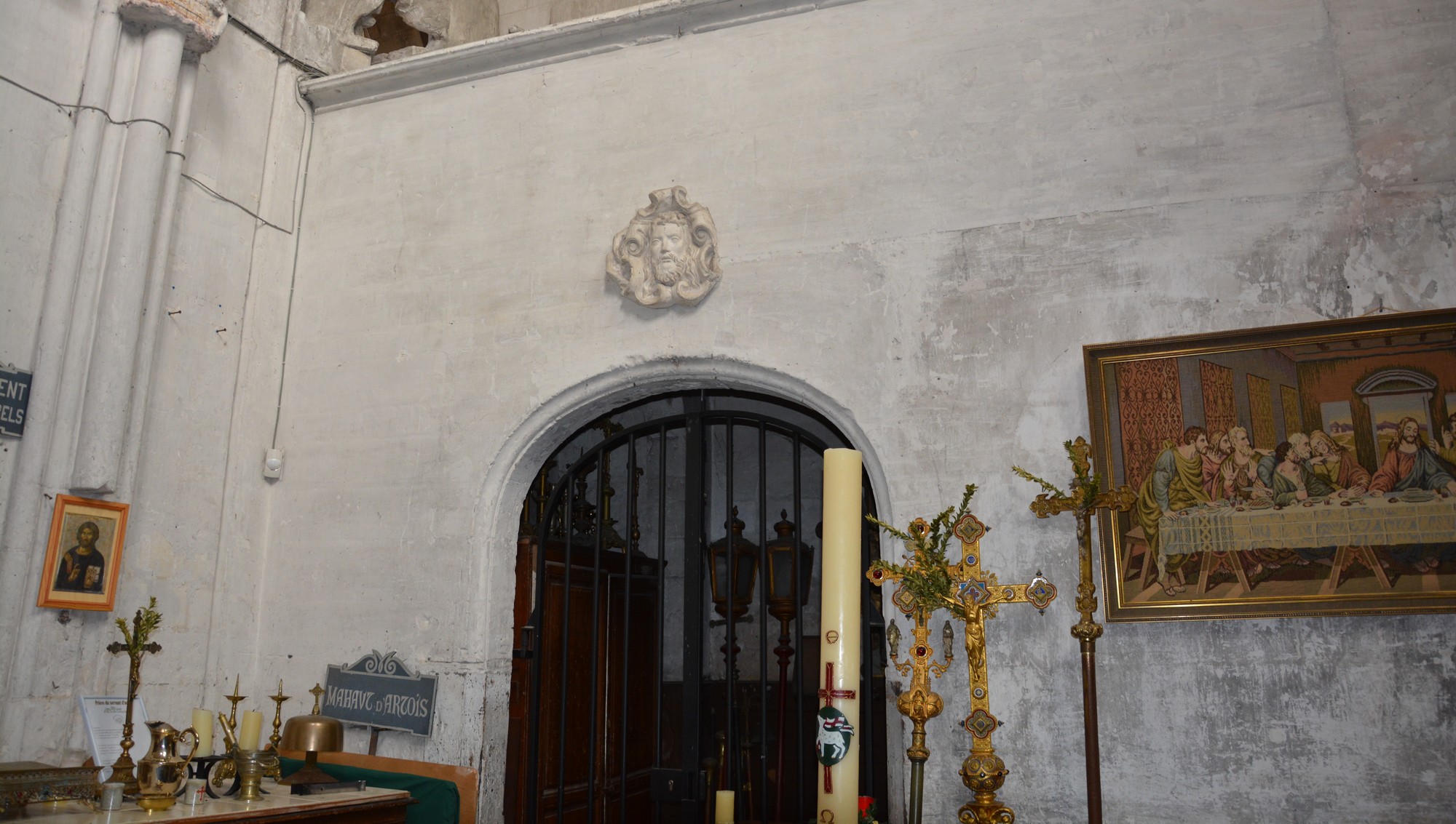 Sacristie avec la vue sur la grille de la niche du chef de saint Omer
