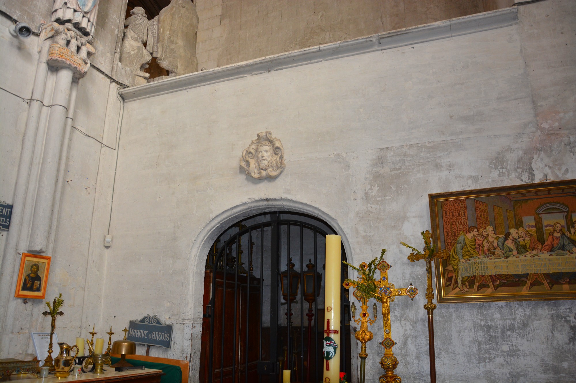 vestibule de la Sacristie avec la vue sur la grille de la niche du chef de saint Omer. A gauche la statue de Saint-Nicolas.