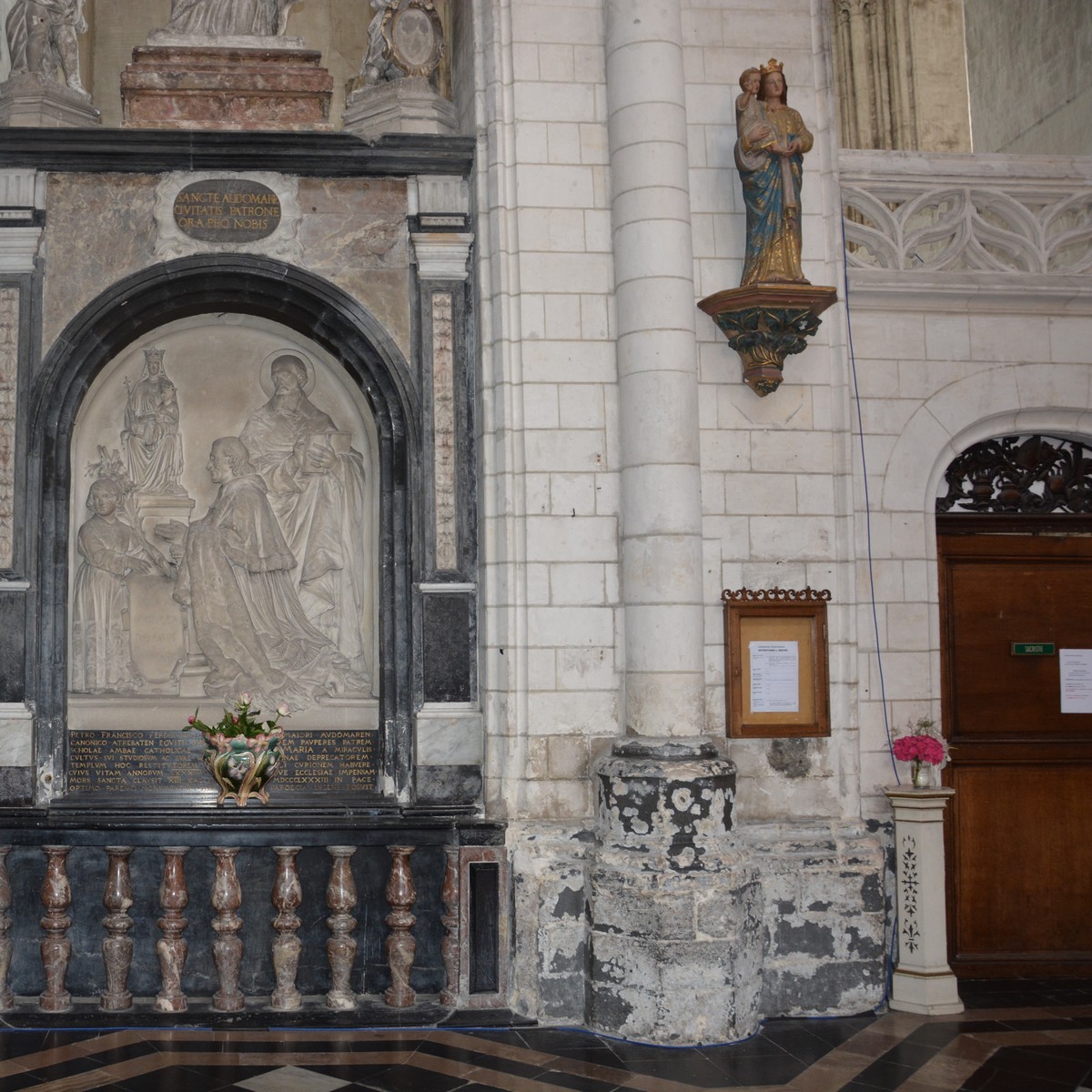 a gauche façade de clôture de la niche de saint Omer, à droite porte de la Sacristie