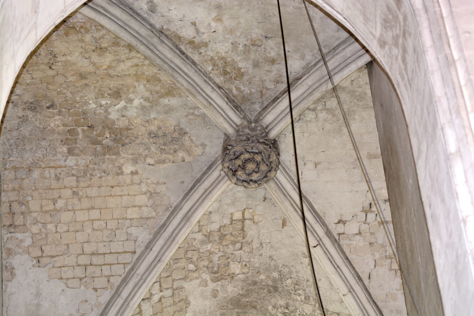 Sacristie avec la vue sur la grille de la niche du chef de saint Omer - clés de voutes