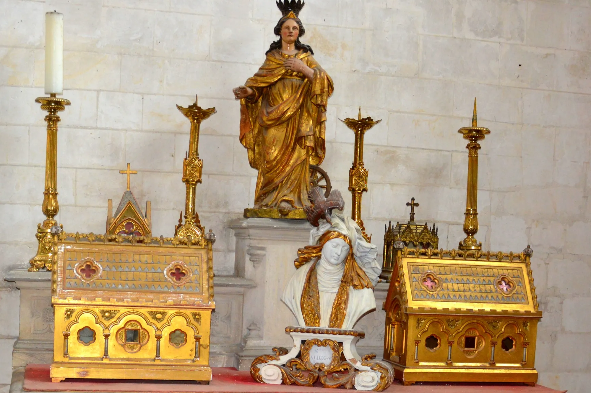 objets liturgiques  posés sur l'autel de la chapelle saint Denis