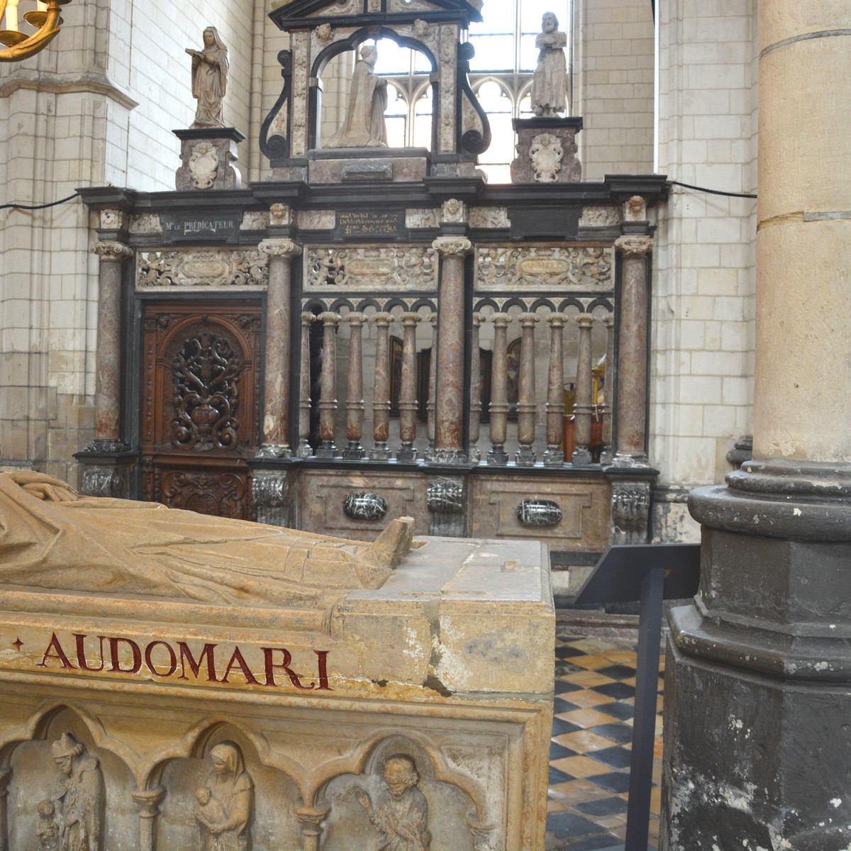 Chapelle Saint Jacques Apôtre - Clôture de 1634, guirlande de fleurs, marbre rouge.  Frise en albâtre avec, aux extrémités, sainte Claire et saint François d’Assise. 
Au sommet, la Vierge à l’enfant a  à sa droite, le bienheureux Hermann Joseph de l’ordre de Prémontré au XIII et patron du  chanoine  donateur Hermann Van Loemel, à genoux dans une grande arcade ajourée.