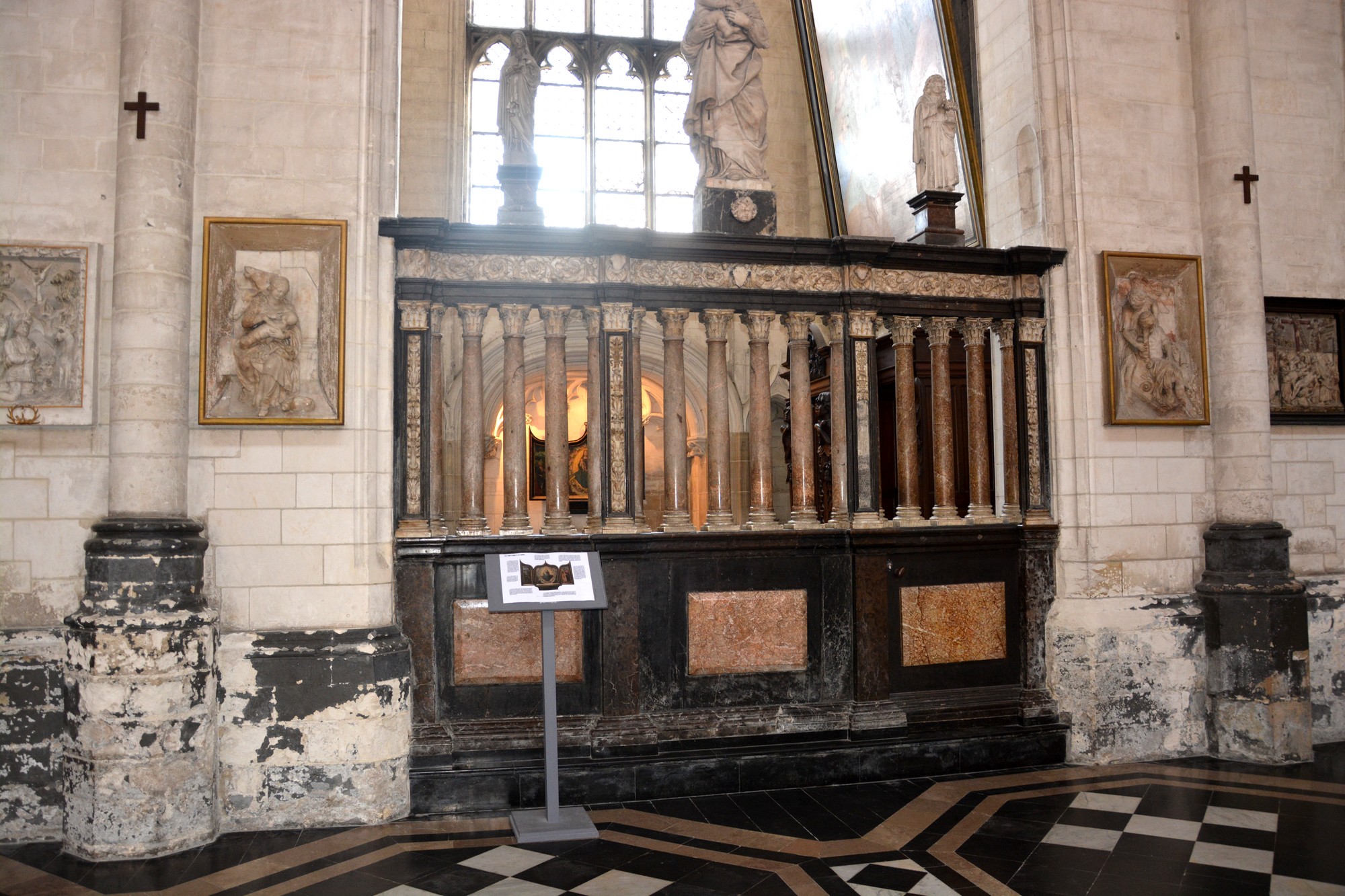 Clôture de la chapelle de wissocq composée de trois compartiments de quatre colonnes et deux colonnes engagées en marbre veiné brun clair et calcaire noir de type pierre de Tournai.