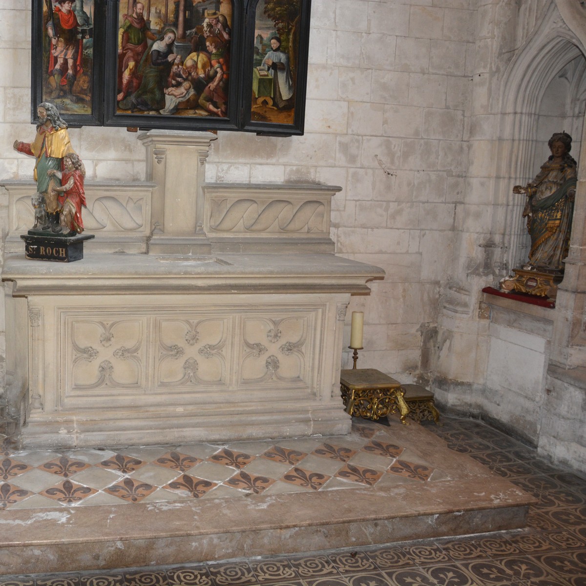 Chapelle wissocq  -  Saint Roch. Statue et son socle. Bois sculpté, polychromé et doré. XVIIe siècle (statue) ; XVIIIe siècle (socle). Hauteur de la statue : 0,72 m.