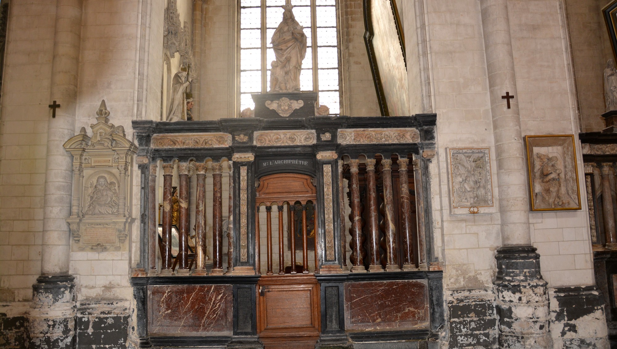 Clôture de la chapelle de wissocq composée de trois compartiments de quatre colonnes et deux colonnes engagées en marbre veiné brun clair et calcaire noir de type pierre de Tournai.