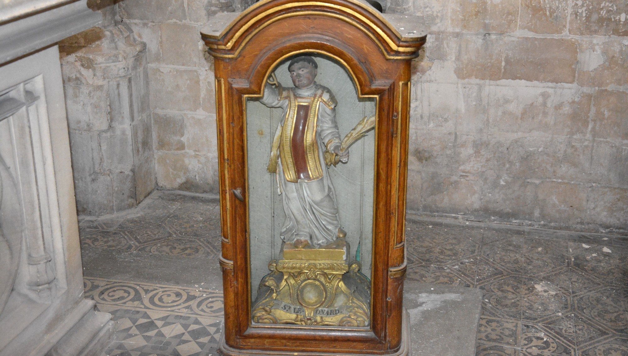 D’après la tradition et le récit légendaire de sa vie, écrit au XIème siècle, Léonard est né dans une famille franque d’officiers de la cour de Clovis à la fin du Vème siècle. Baptisé par saint Rémi, évêque de Reims, il a comme parrain Clovis lui-même, et devient disciple de saint Rémi. Comme celui-ci, il visite les pauvres et les malades.  