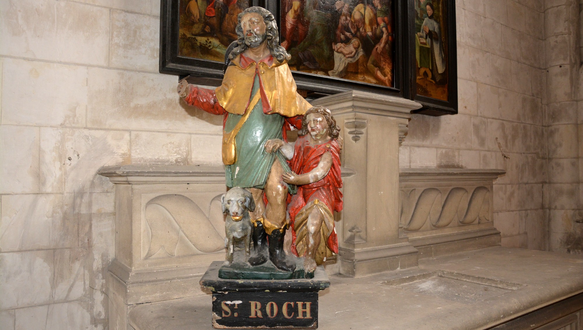 Saint Roch Roch, médecin de métier qui soigna les pestiférés de l'époque à Rome et fut atteint de la maladie. Se retirant de la société pour éviter les contagions,
il allait mourir de faim quand un chien eut pitié de lui et lui ramena quotidiennement un pain dérobé à son maître.
Ce dernier en suivant l'animal découvrit le malade et lui porta secours. Saint Roch est toujour représenté avec	son chien ce qui donna l'expression française - c'est saint roch et son chien -	.
Ces deux amis sont toujours ensemble c'est comme saint roch et son chien.