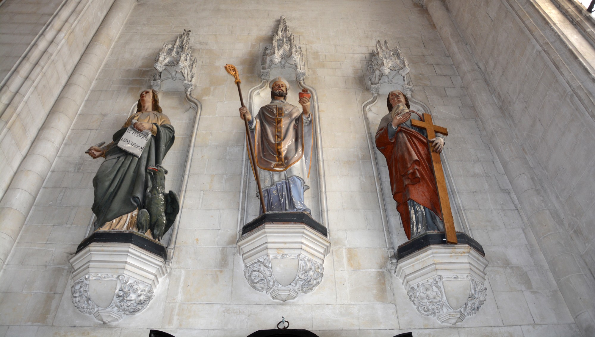 Cathédrale de Saint-Omer - Chapelle wissocq - Statues du XIX ème siècle en plâtre polychrome, avec éléments rapportés (crosse, croix) en bois. Chacune est posée sur une console et sous un dais architectural.
Saint Jean l'Evangéliste, saint Augustin, sainte Marie-Madeleine.