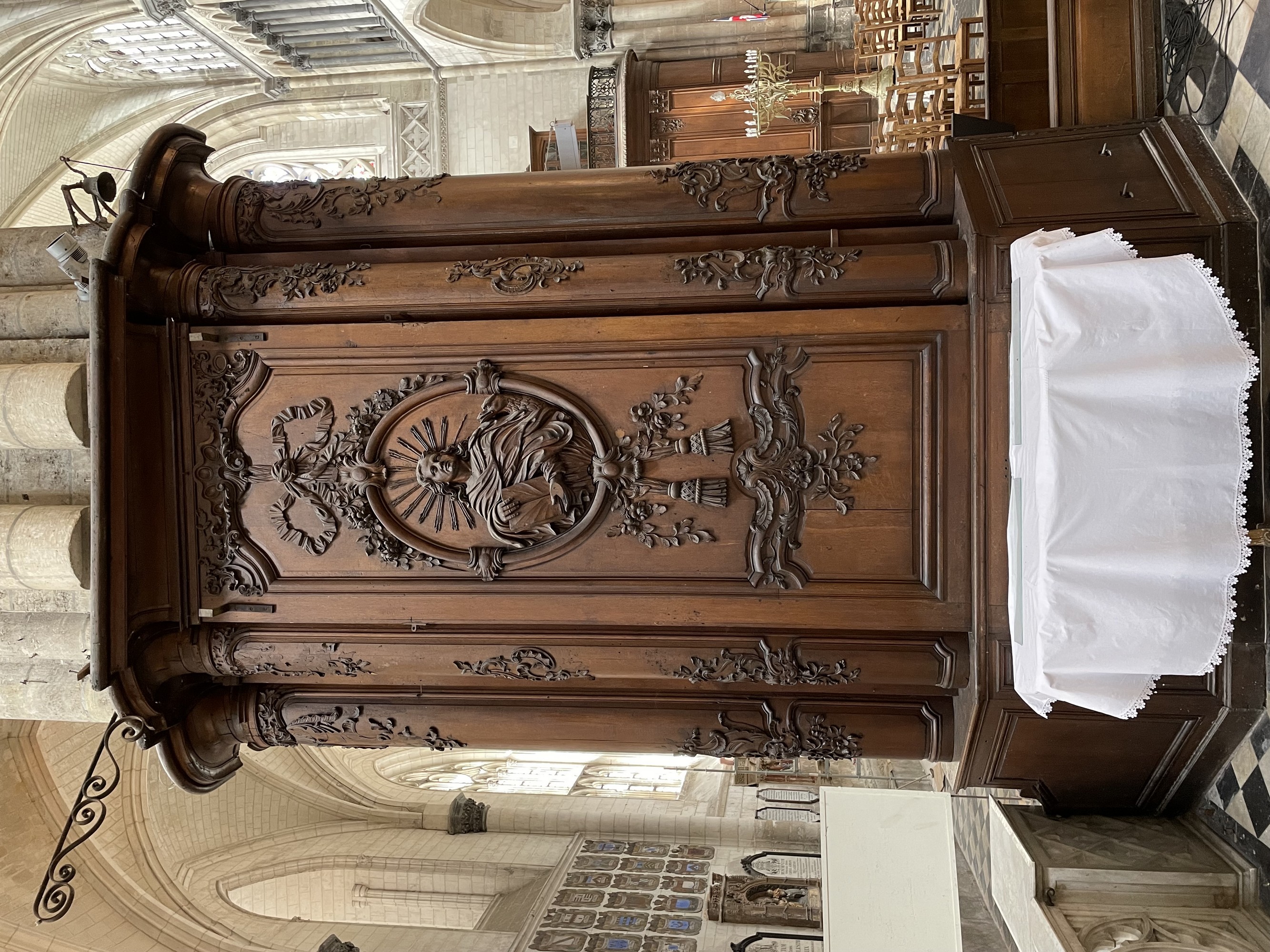 Cathédrale de Saint-Omer  -  Choeur -  habillage pilier lambris-NO  - Sur la colonne, l'évangéliste Jean et son aigle
