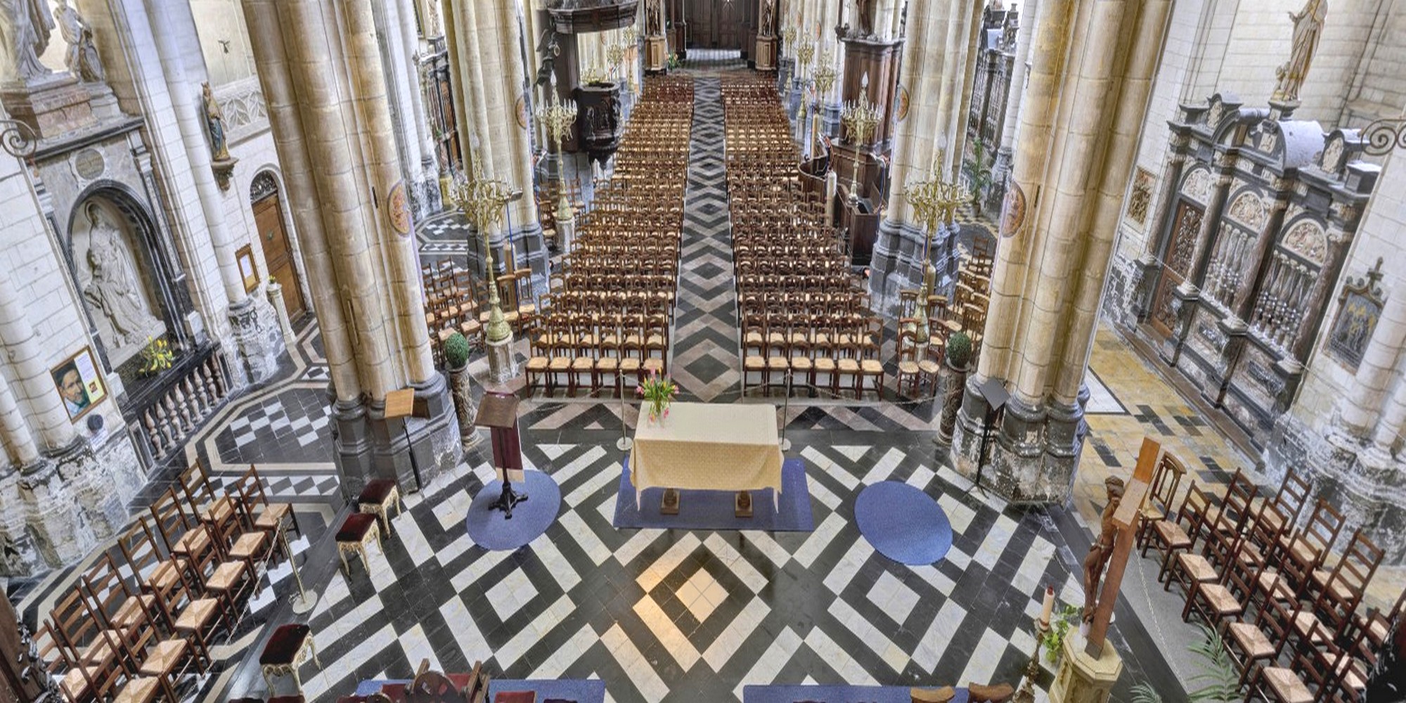 Cathédrale de Saint-Omer -  dallage de la Nef, travées centrales A1 - A8