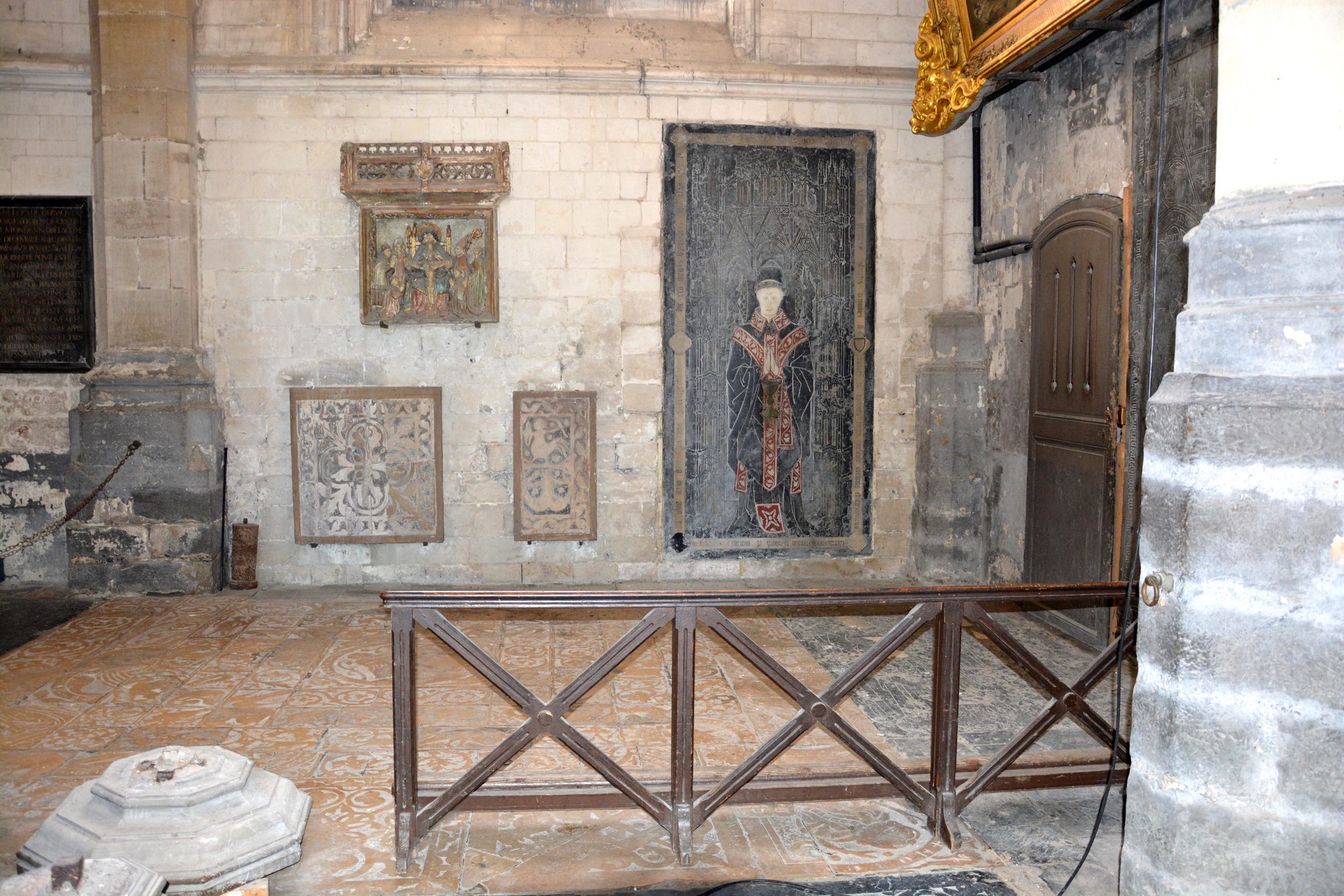 Cathédrale de Saint-Omer -  dallage de la Nef, travée latérale C1