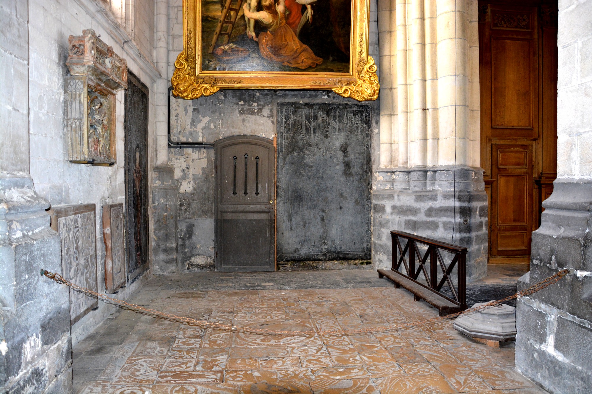 Cathédrale de Saint-Omer -  dallage de la Nef, travée latérale C1