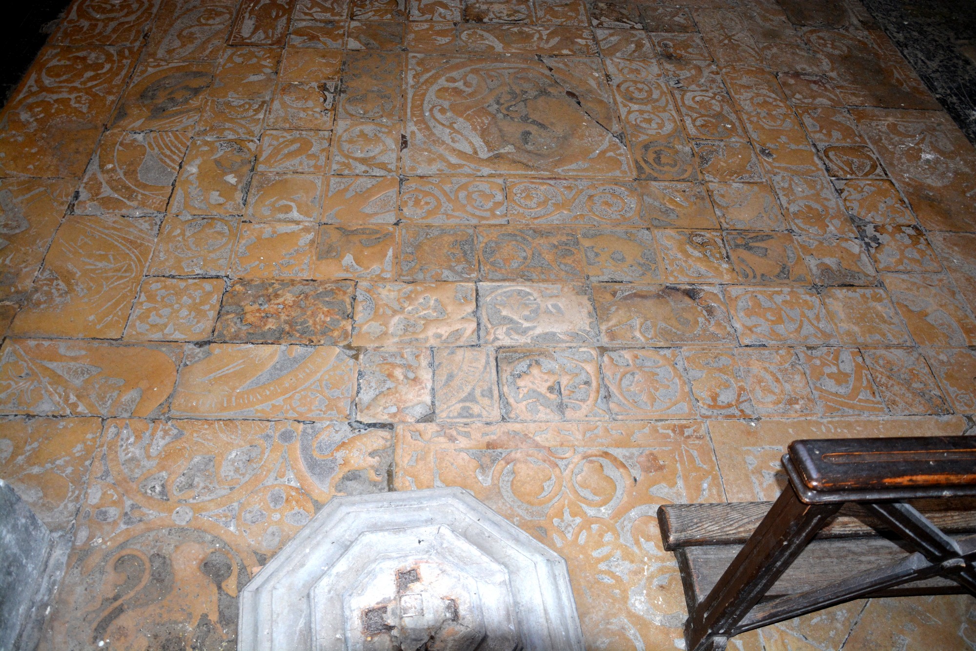 Cathédrale de Saint-Omer -  dallage de la Nef, travée latérale C1