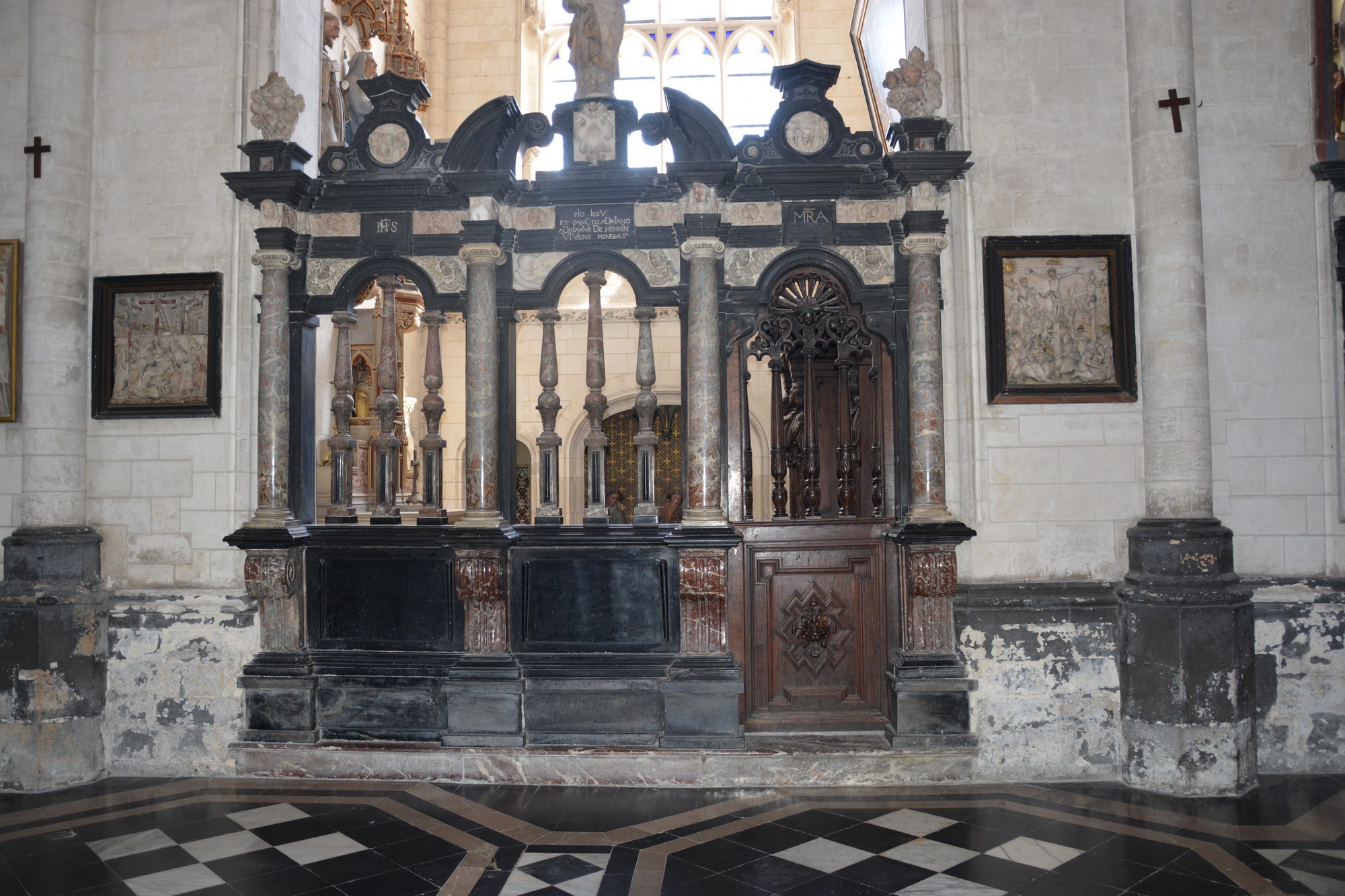 Cathédrale de Saint-Omer -  dallage de la Nef, travée latérale C4