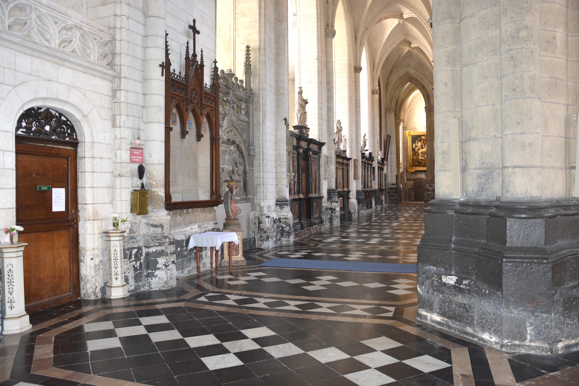 Cathédrale de Saint-Omer -  dallage de la Nef, travée latérale C7