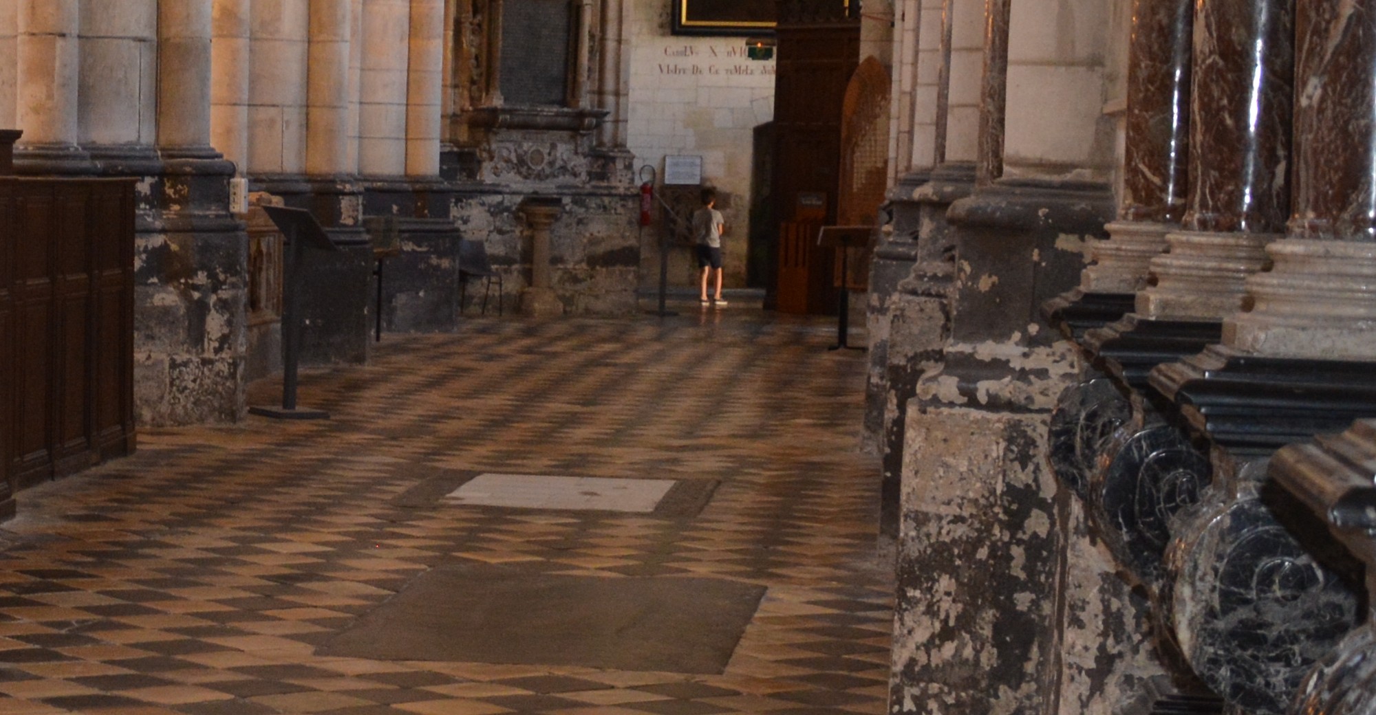 Cathédrale de Saint-Omer -  dallage de la Nef, travée latérale D6