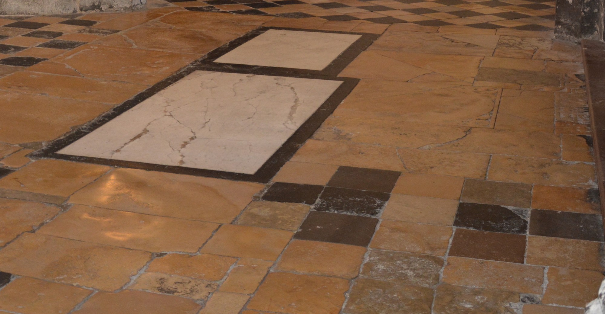 Cathédrale de Saint-Omer -  dallage de la Nef, travée latérale D8