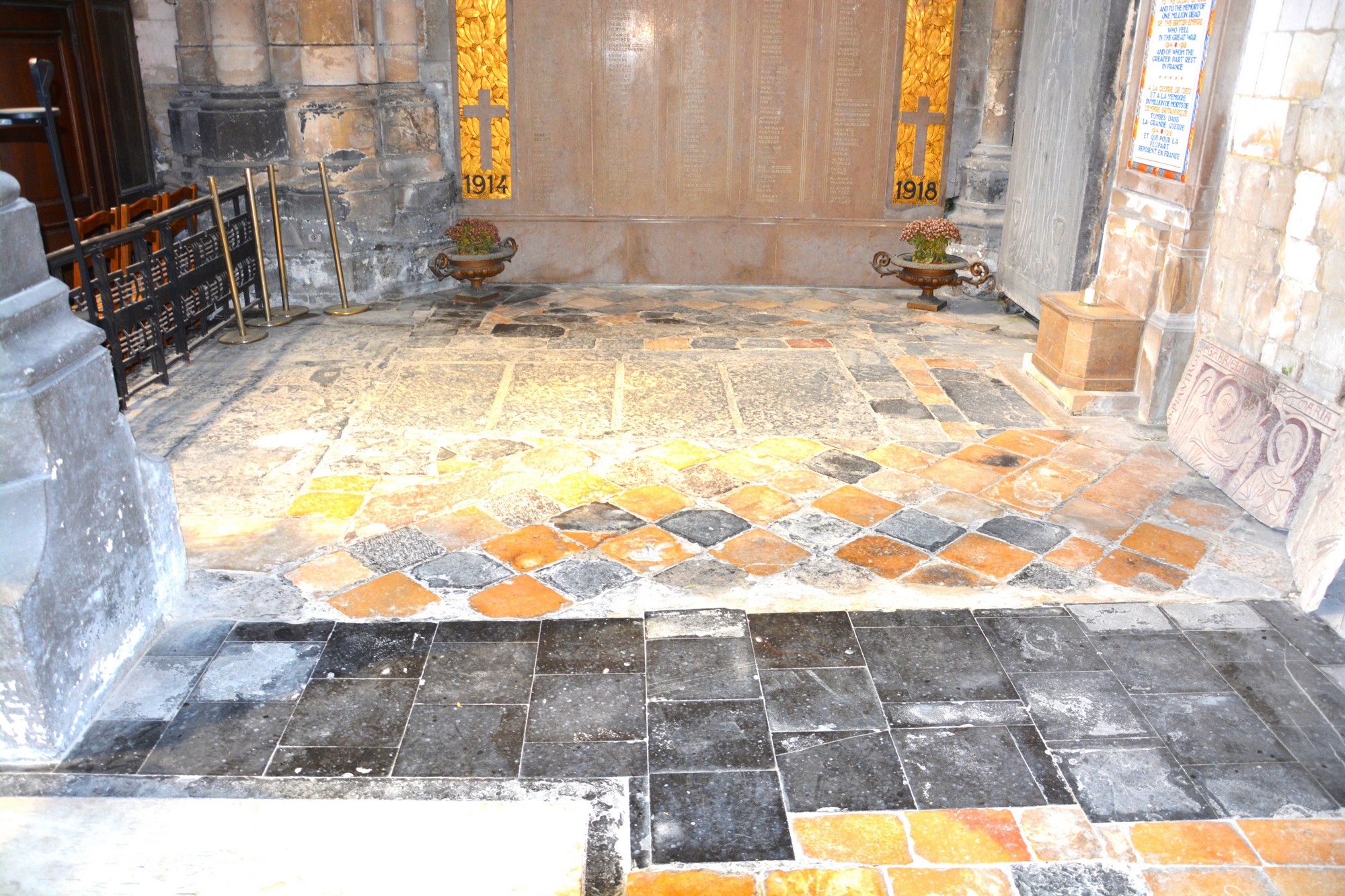 Cathédrale de Saint-Omer -  dallage du Transept Nord, travée latérale F1