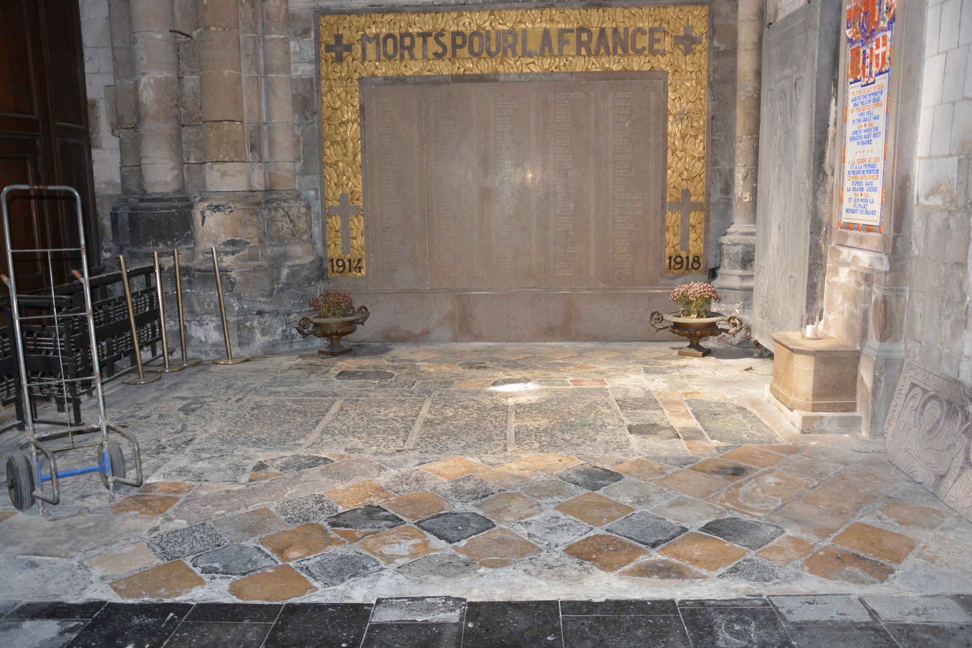 Cathédrale de Saint-Omer -  dallage du Transept Nord, travée latérale F1