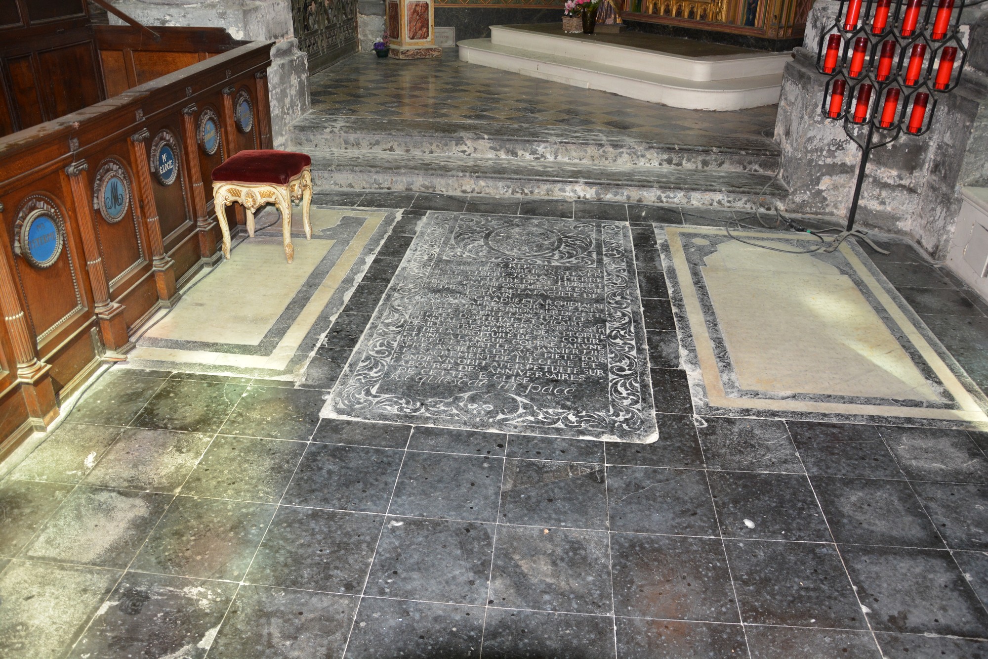 Cathédrale de Saint-Omer -  dallage du Transept Sud, travée latérale F6