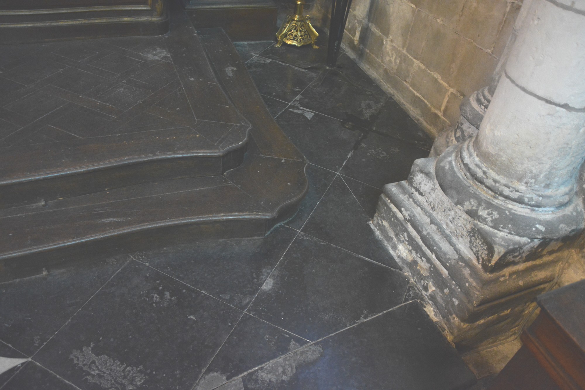 Cathédrale de Saint-Omer -  dallage du Transept Sud, travée latérale F8